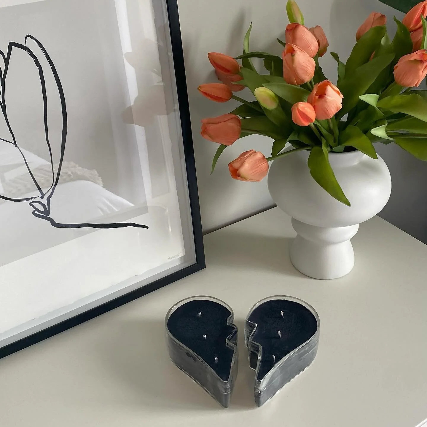 the cutest and best smelling bedroom accessories - our black heartbrkn candle with scents of spicy musk mixed with light, refreshing floral 🖤