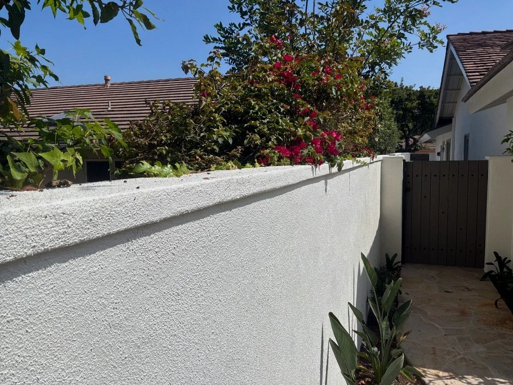 Stucco block wall before adding a vinyl wall topper