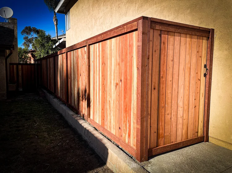 Wood Cap & Trim fence photo 4