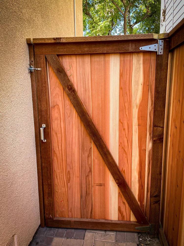 Wood Cap & Trim fence photo 3