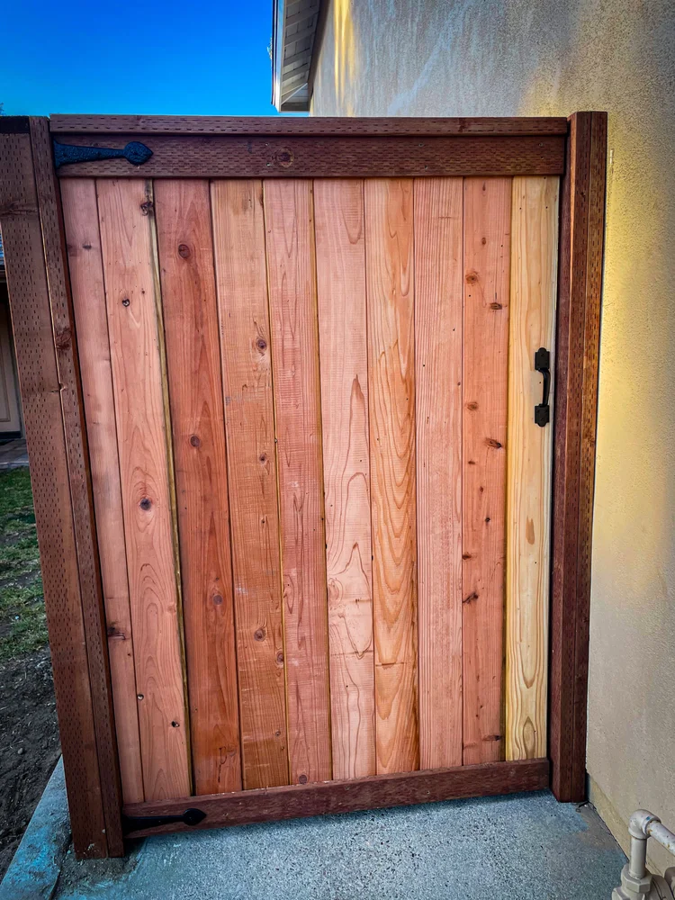 Wood Cap & Trim fence photo 5
