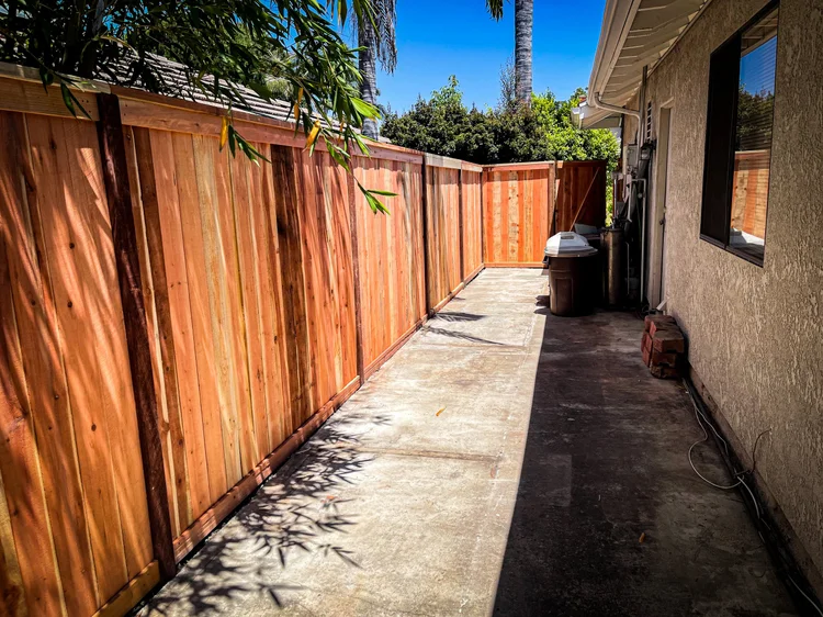 Wood Cap & Trim fence photo 2