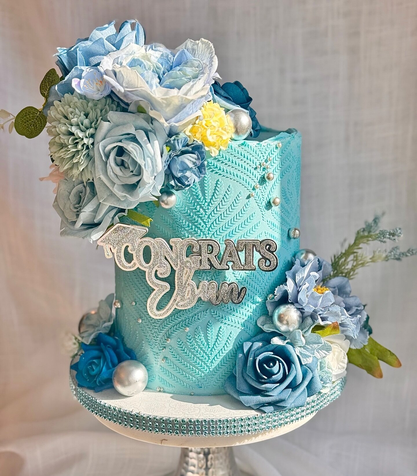 Congrats Ebun! 💛🩵💙
&bull;
&bull;
&bull;
#thesilvawhisk #cakes #baking #cake #cakedecorating #foodie #cakegoals #dessert #instacake #baker #travelingbaker #cakedesign #cakesofinsta #marylandbaker #dmvbaker #cakesofig #dcbaker #dmvcakes #wiltoncakes