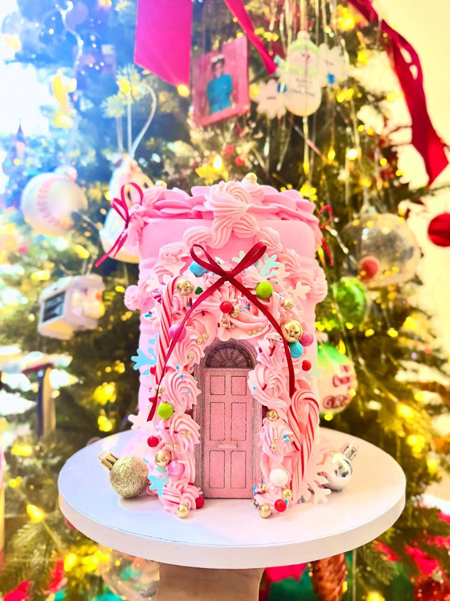 Keeping it classic &amp; girly for Christmas 🎄

#thesilvawhisk #christmascake #holidaybakes #dmvbaker