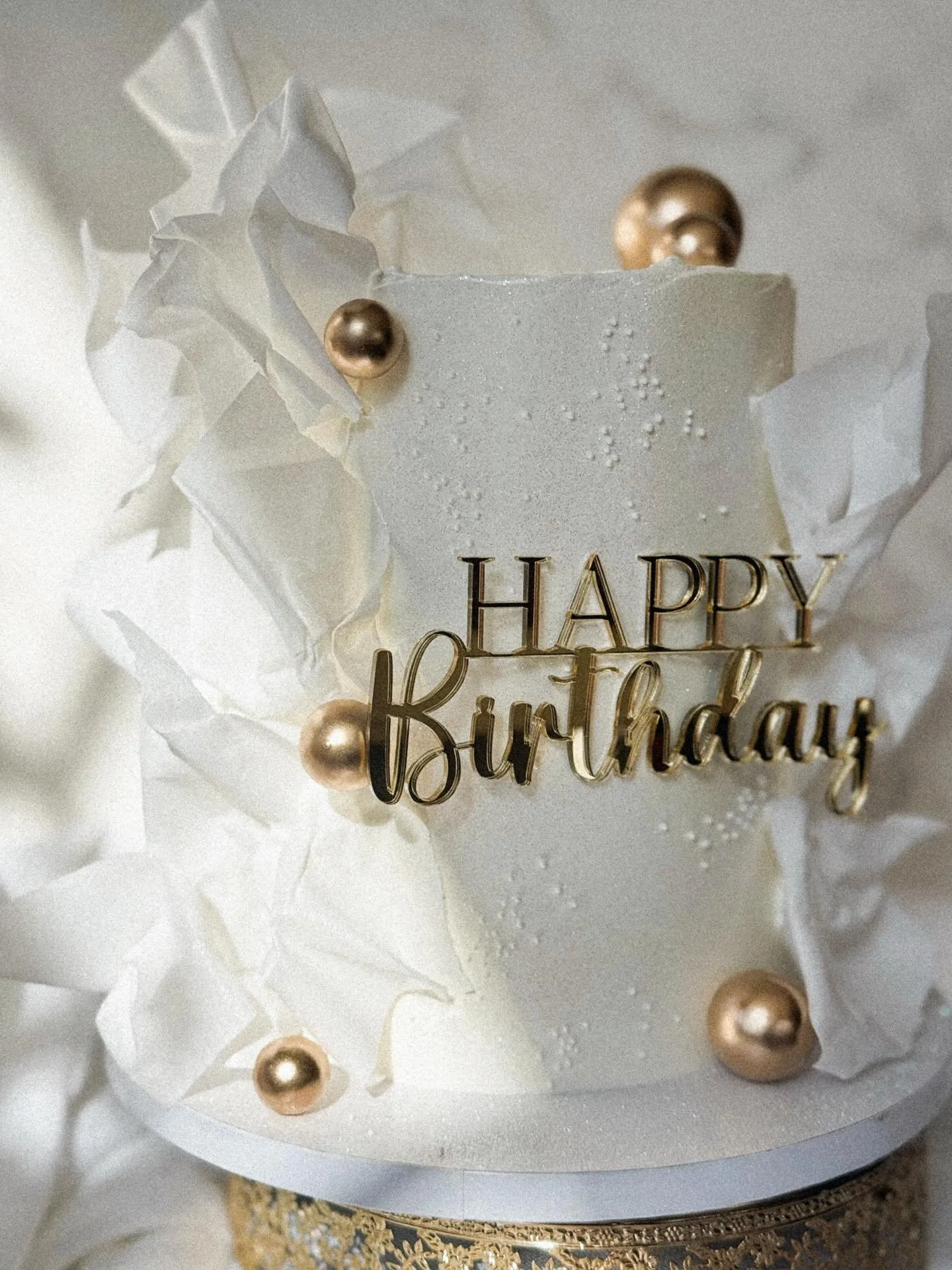 golden birthday ✨

custom acrylic cake charm: @thesilvacreations 

#thesilvawhisk #cakes #goldcake #waferpaper #cakesofinstagram