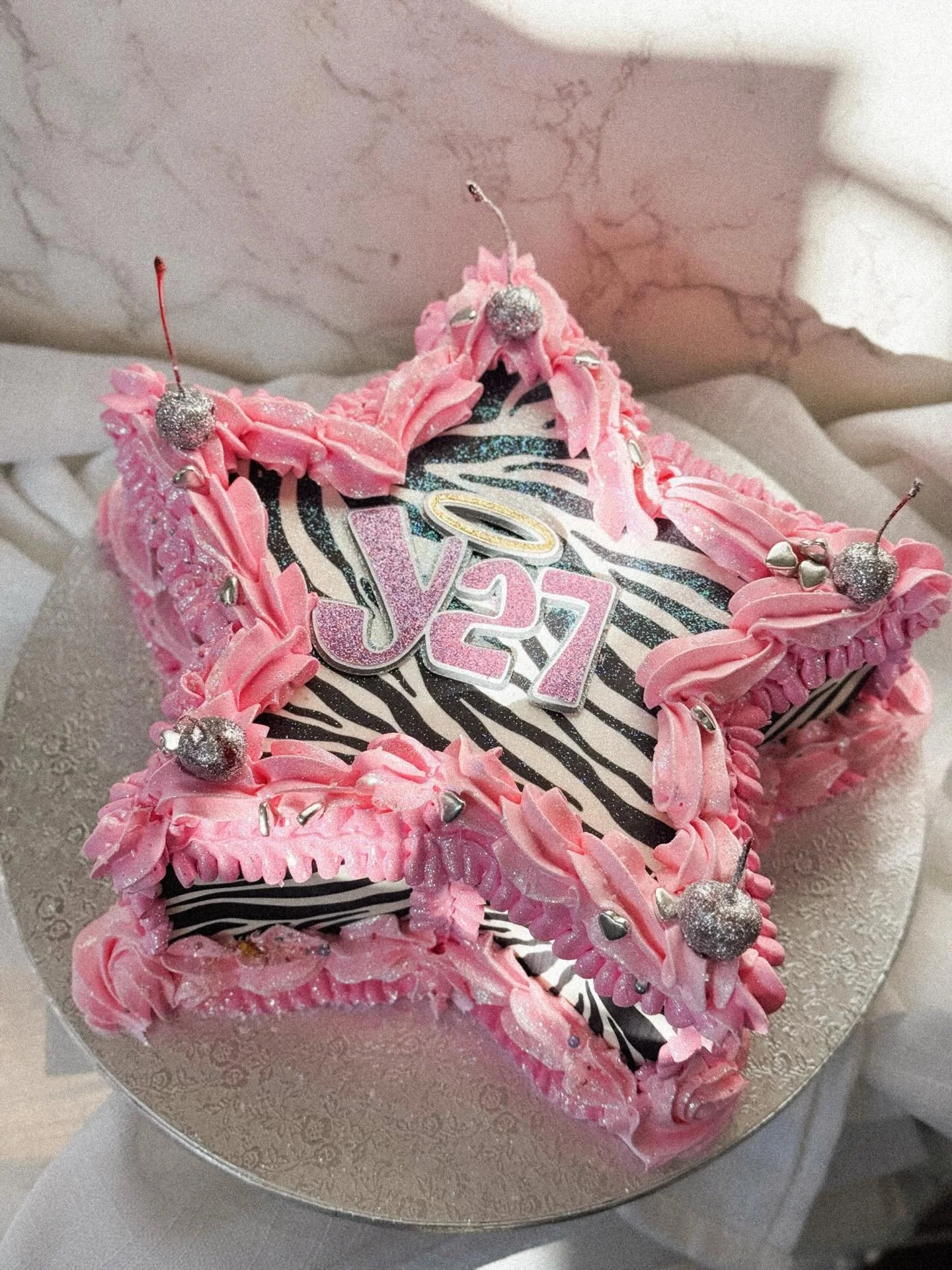 Y2K but make it cake 💿✨

#thesilvawhisk #y2k #y2kcake #y2kinspo #dmv