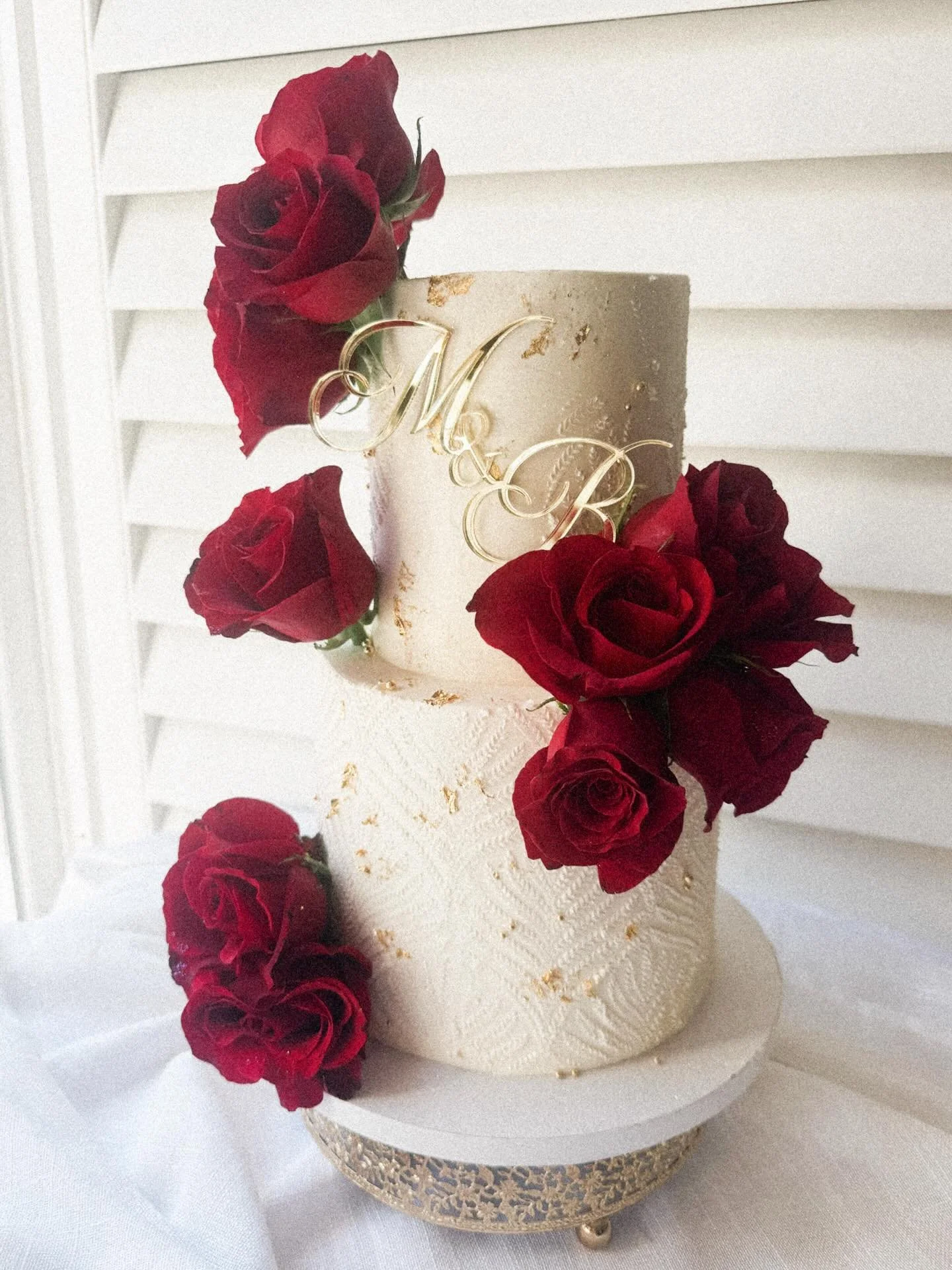 wedding bliss ❤️

gold mirror initial cake charm: @thesilvacreations 

#thesilvawhisk #weddingcakeinspo #weddingcake