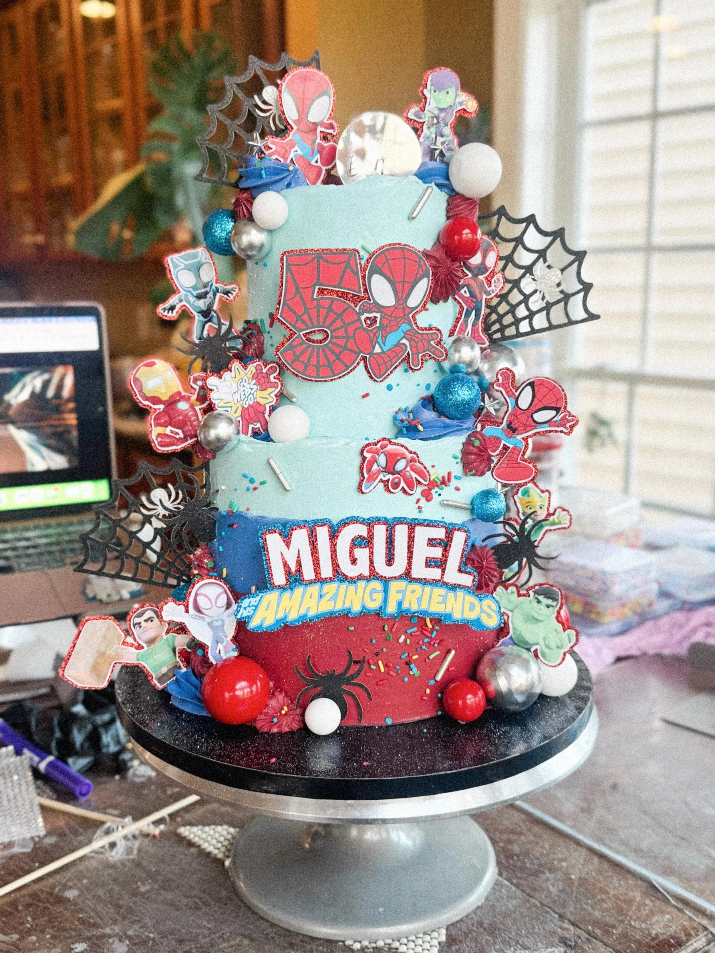 Miguel &amp; His Amazing Friends ✨

#spideyandfriends #birthdaycake #customcake #cakedecorator #thesilvawhisk