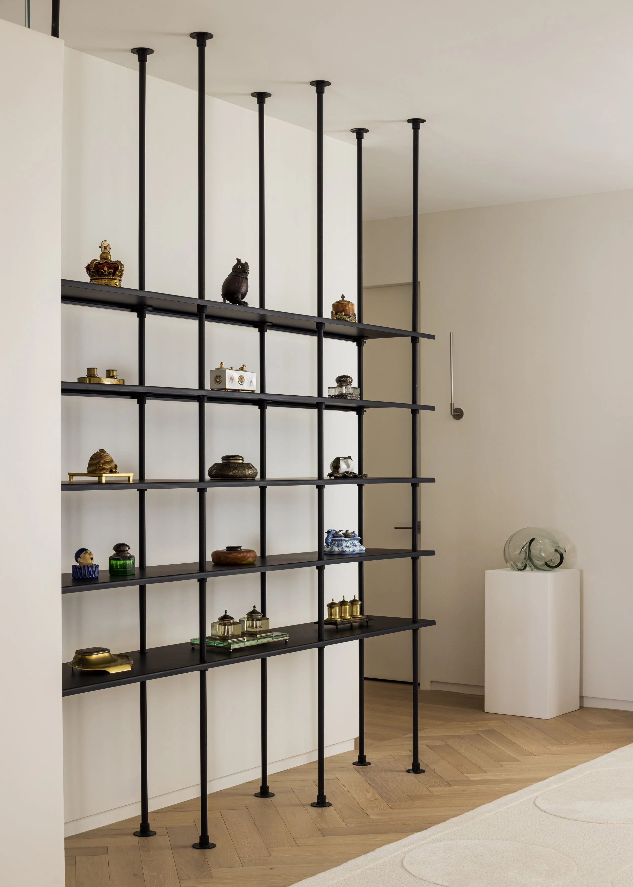 designspout-kansascityinteriordesigner-artdisplay-customshelving-entryfoyer-teapotcollection-natesheets-nspj.jpg