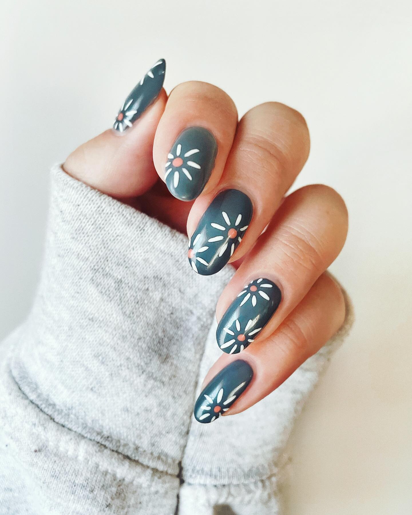 some tiny happy bursts ✨  these are the kind of simple nails that you end up staring at for hours because of how proud you are of them
