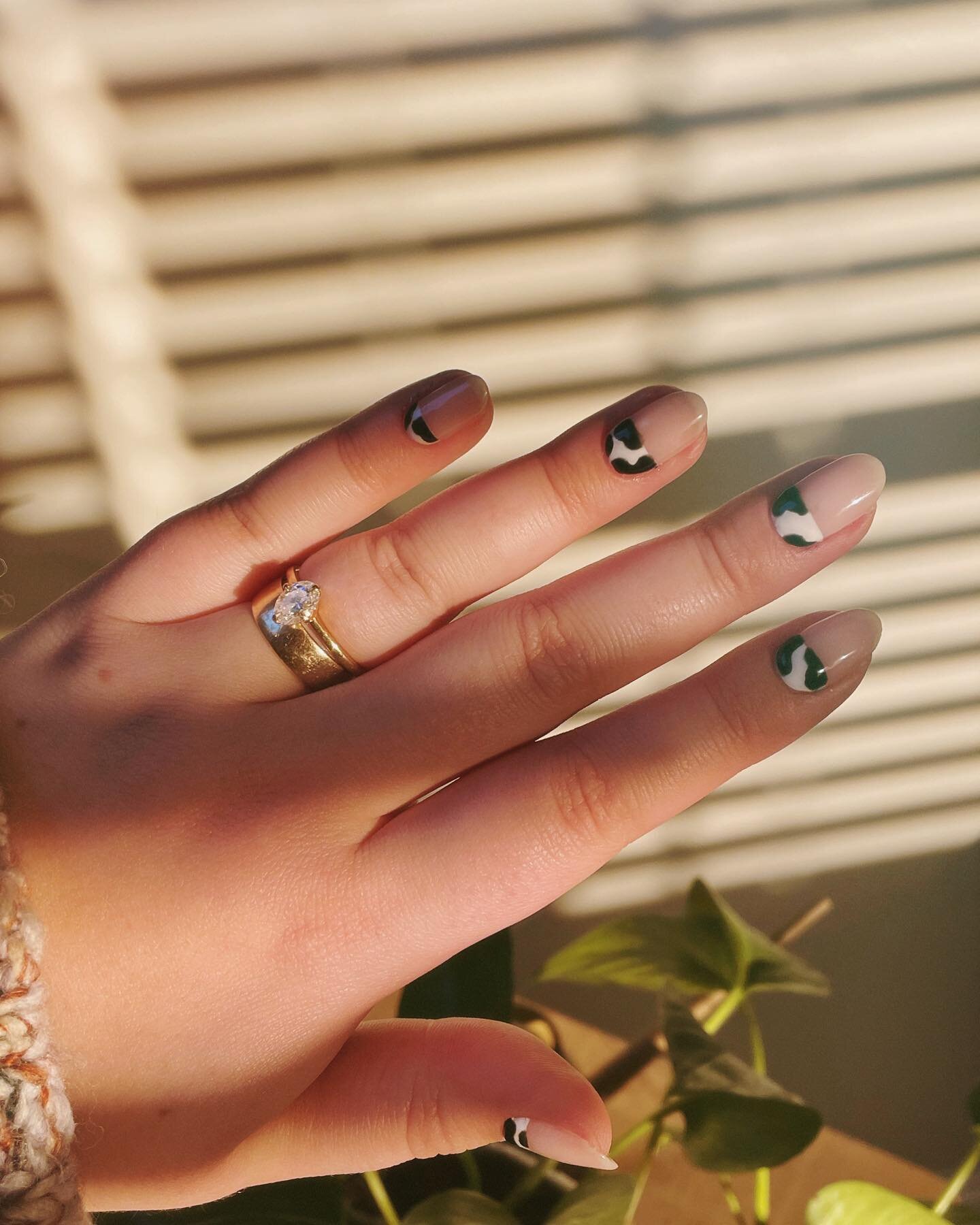 ya girl is back with some golden hour color block moo nails ✨ how would we feel about a tutorial reel for these puppies?