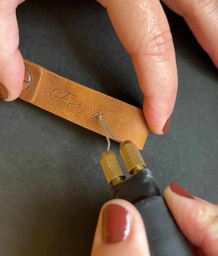 &ldquo;For all time, always&rdquo; 
A custom anniversary gift for a dear friend. Leather is the traditional 3rd year anniversary gift, and this personalized, debossed keychain couldn&rsquo;t be any sweeter.

#calligraphyengraving #leathergifts #3rdan