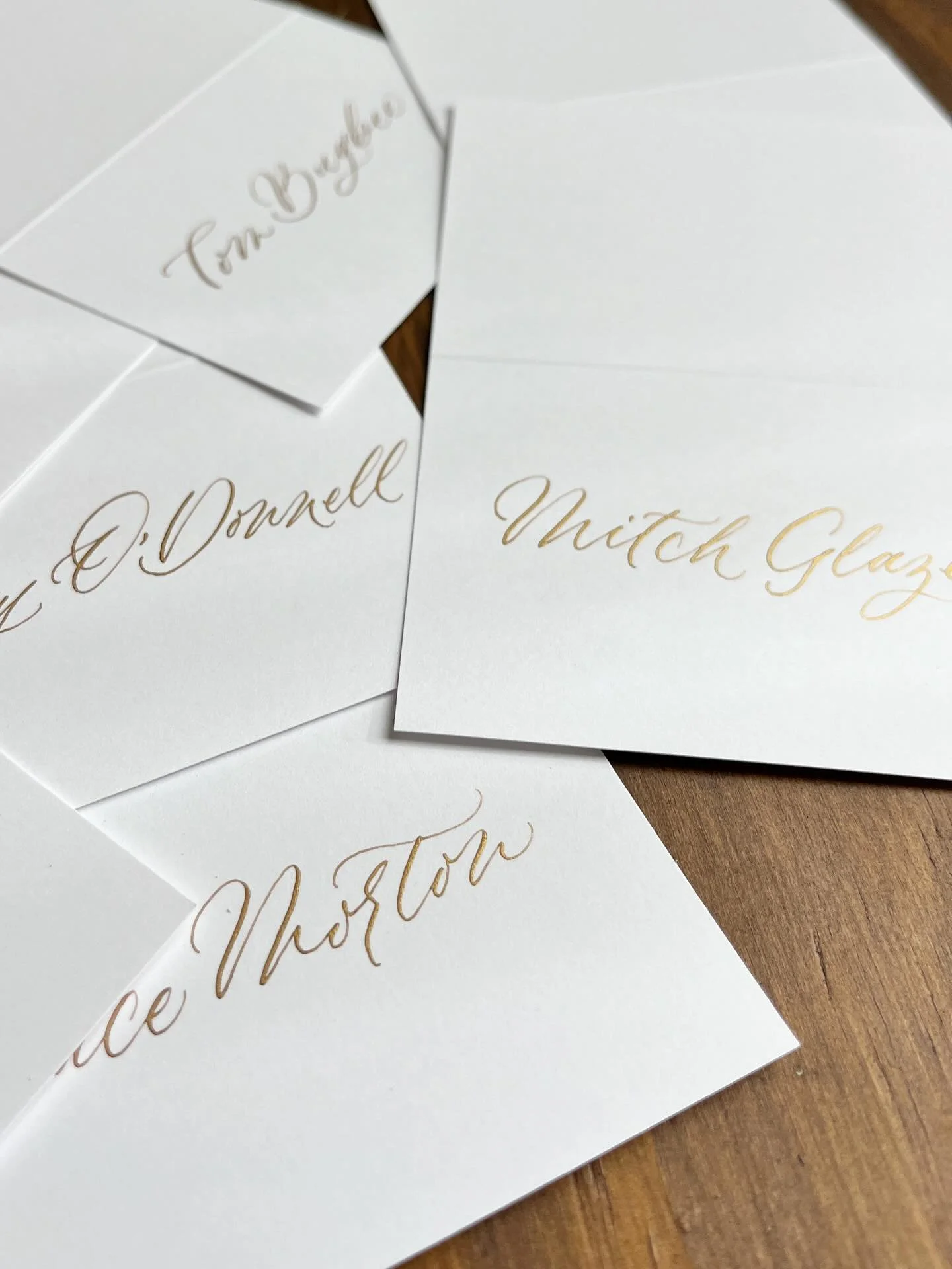 Gold on white always deserves a moment ✨

#handwrittenplacecards #placecards #escortcards #goldinkcalligraphy #goldink #calligraphy #santabarbaraevents #santabarbaraweddings #venturaevents #venturaweddings #santabarbaracalligrapher #venturacalligraph