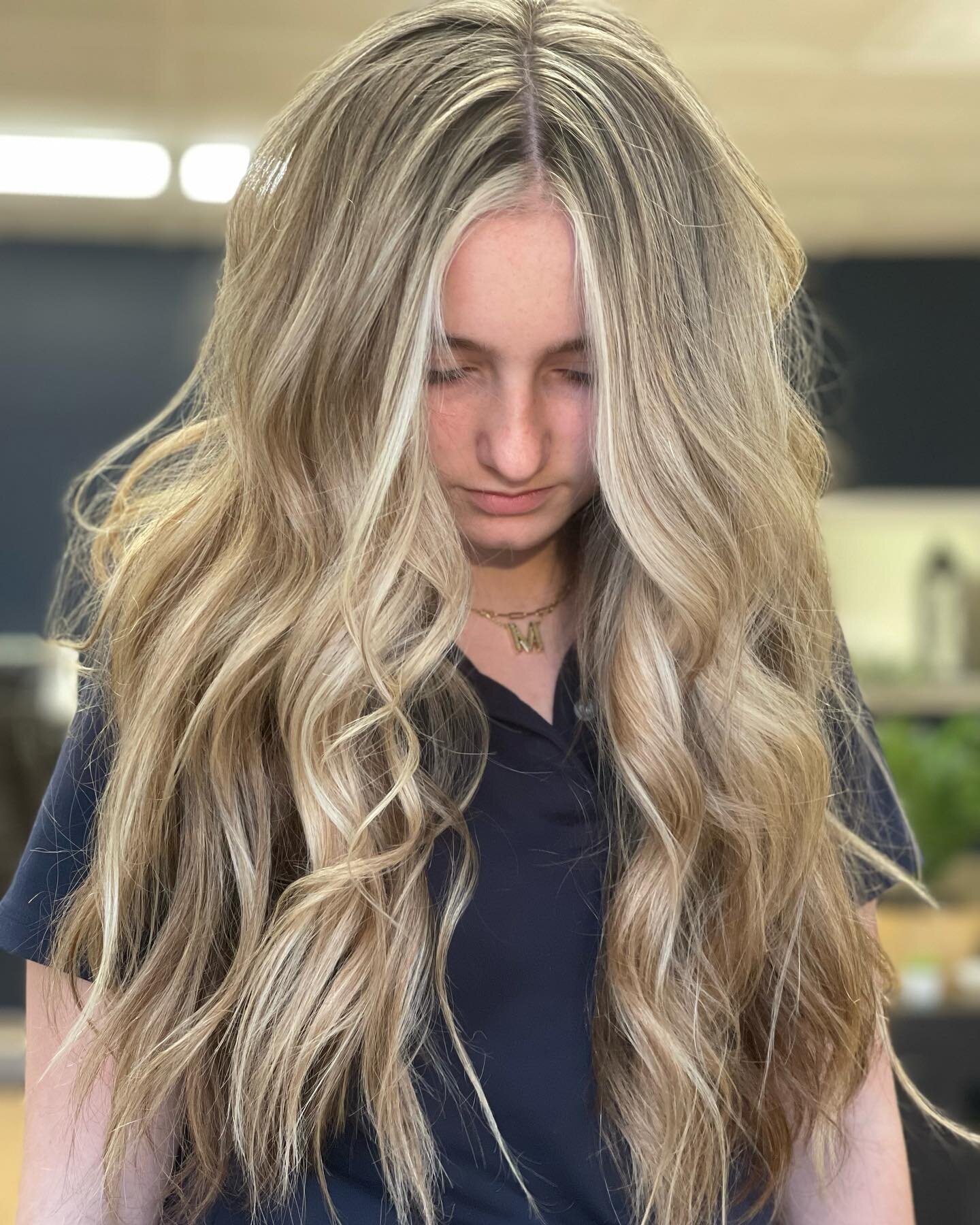 voluptuous mane 

#highlight #foiled #highlightedhair #blonde #blondehair #blondie #blondespecialist #moneypiece #springhair #summerready #traditionalhighlight #newtownsquarehair #newtownsquare #mainlinepa #mainlinehair #phillyhair #blondestylist #bl