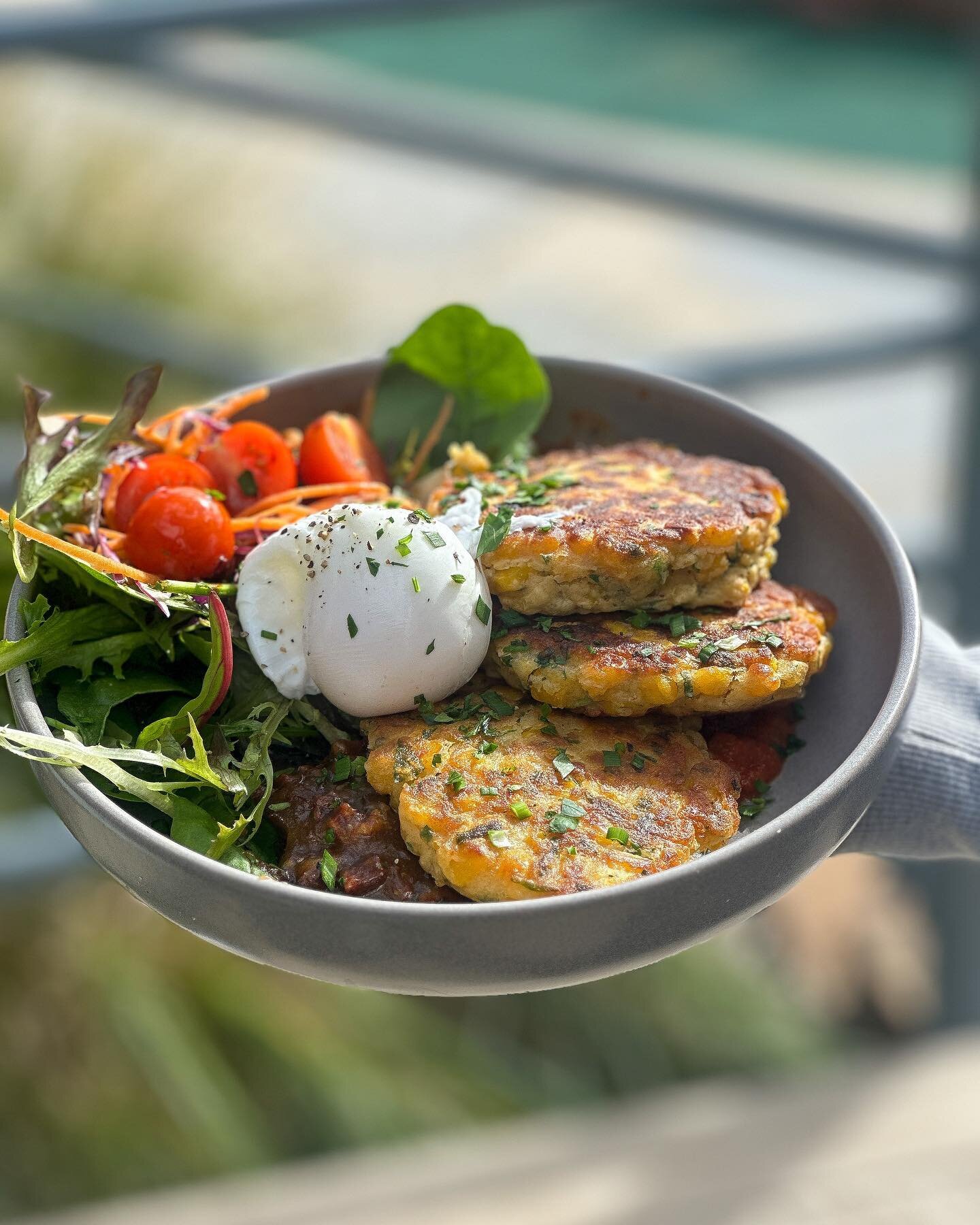 Corn fritters and poached eggs with seasonal garden greens . A local favourite . Have you tried it yet ?
#local #cafe #wongawilli @padrecoffee