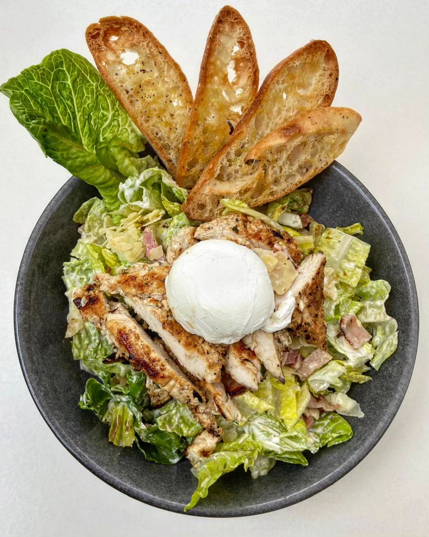 💚 Caesar Salad 🥗 Cos lettuce, parmesan, bacon, croutons, and poached egg 😋 

 👨&zwj;🍳👩&zwj;🍳 Available Now @smithslndairy 😍

#smithslndairy #Wongawilli #cafe #Illawarra #stayawhilemountainside #Wongawilli #spring #summer #saladoftheday #seeyo