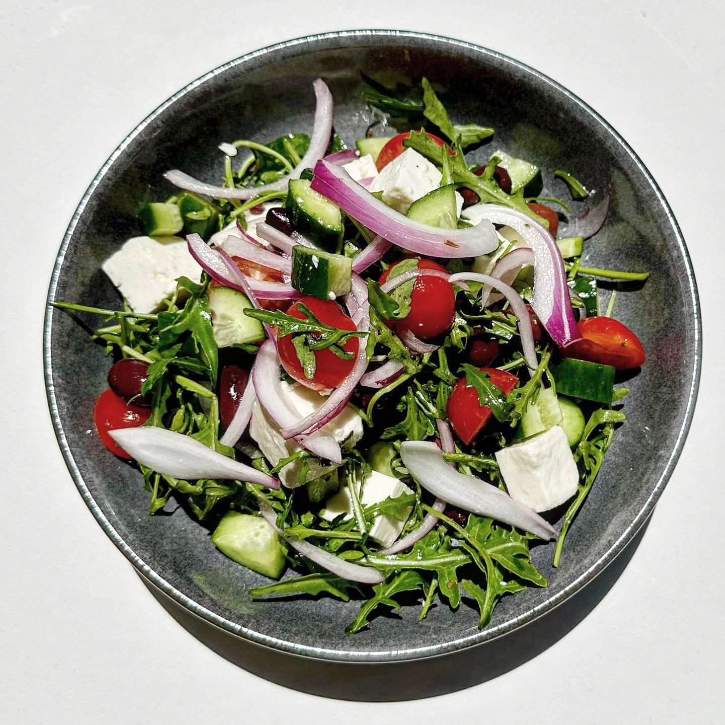 💚 Greek Salad 🥗 Rocket, spanish onion, cucumber, kalamata olives, fetta, cherry tomatoes, and lemon vinaigrette 😋 

 👨&zwj;🍳👩&zwj;🍳 Available Now @smithslndairy 😍

#smithslndairy #Wongawilli #cafe #Illawarra #stayawhilemountainside #Wongawill