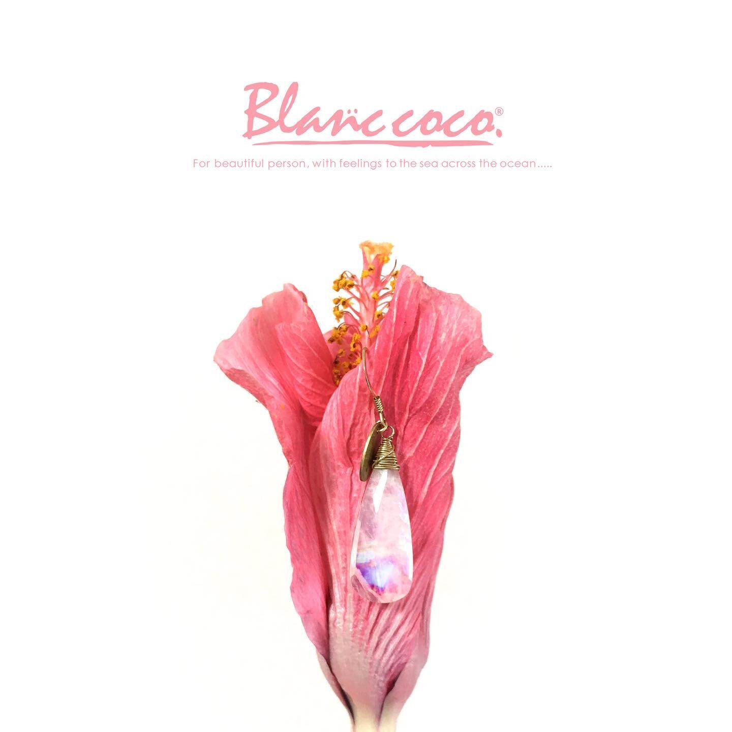 Blanc coco
.
🌺
.
Rainbow blue moonstone &times; hibiscus
.
.
しぼんだハイビスカスがいつも美しくて&hellip;&hellip;
カタチにしました。
.
.
.
Thank you🤍
.
.
.
.
#blanccoco #hawaiibeachlife #beachaccessorie #rainbowmoonstonelover #rainbowmoonstoneearrings #hibiscuslove #hawaiili