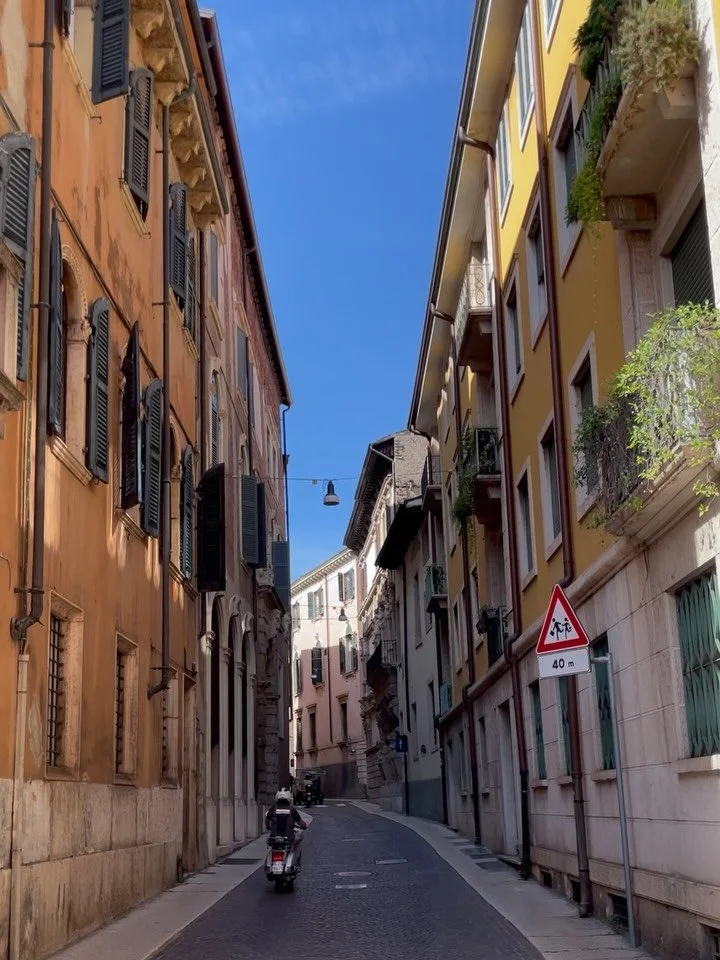 I still love to dream myself back to Verona! 
(And yes, contrary to my usual habit, the miniatures have sound this time. To complete the atmosphere.) 
#italy #italien #verona #dreaming #summer #shorttrip #happy #holiday #🇮🇹