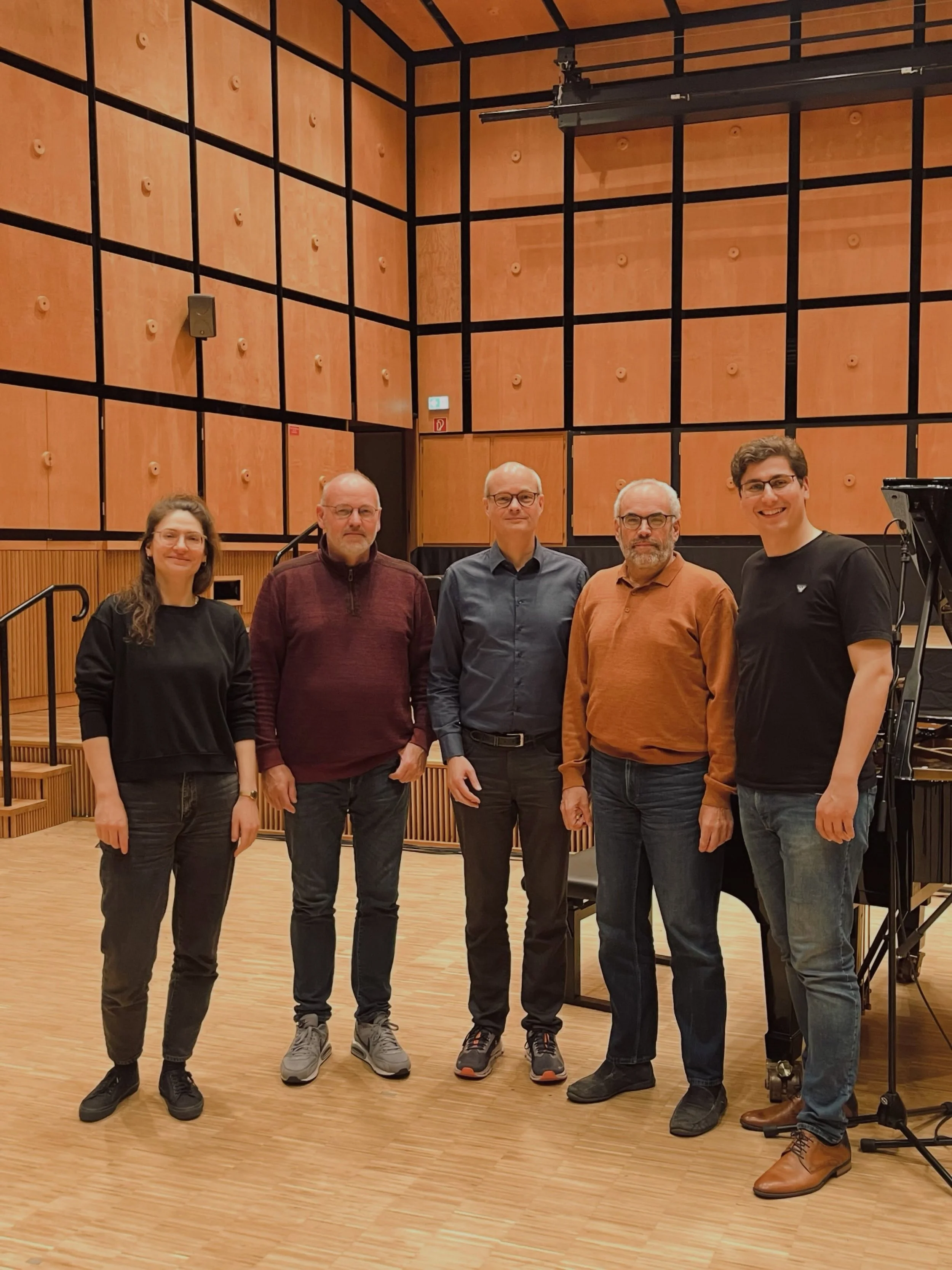 2.5 days later, the 32 (!) songs were in the can (including one additional, unplanned song that we ended up rehearsing and recording on the spot 😎). 
Days like these in the studio show what the body is capable of. It&rsquo;s truly fascinating! 

✨Se