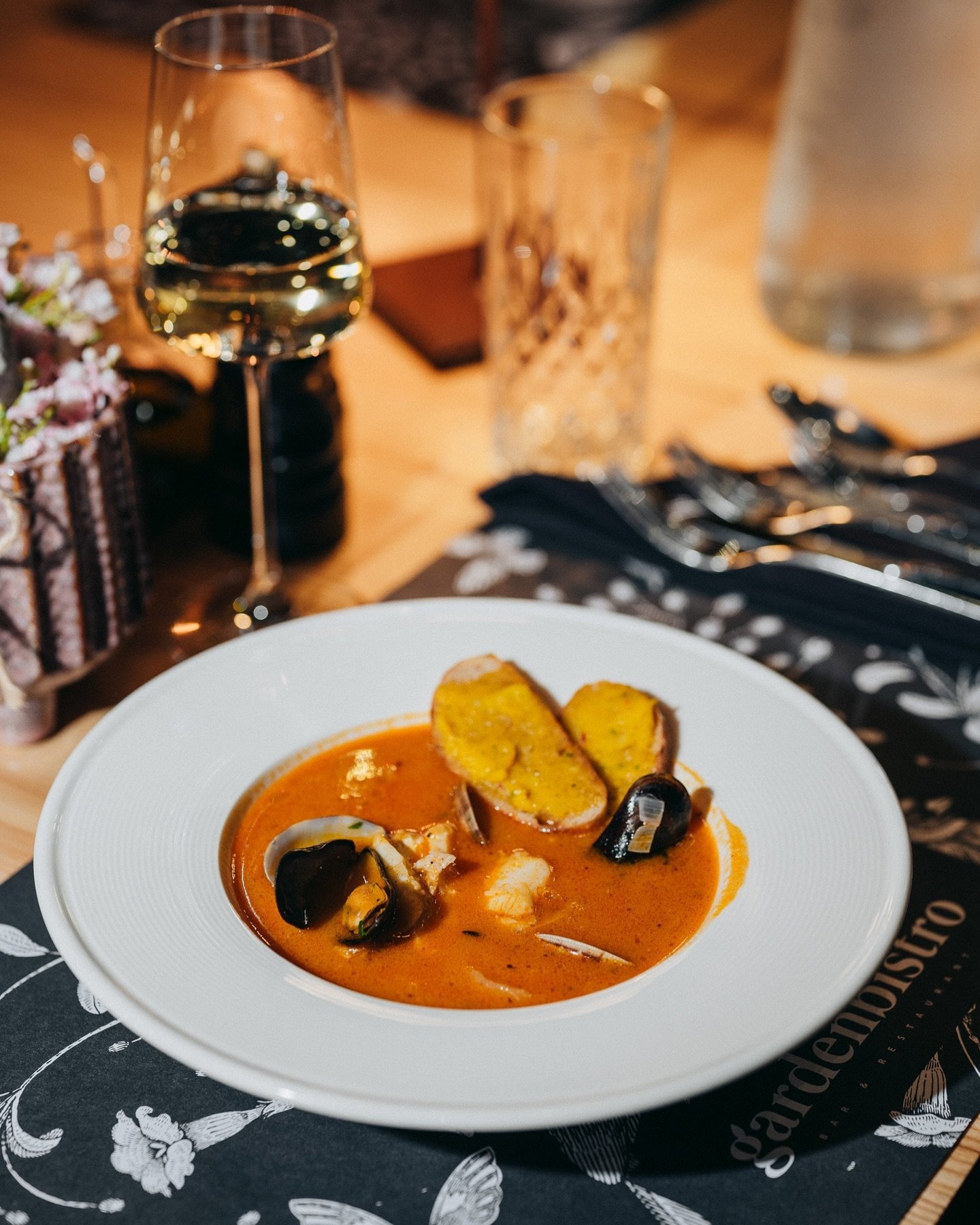 To nie był pierwszy raz, kiedy podaliśmy u nas tradycyjną, prowansalską zupę bouillabaisse, ale w tak bogatym wydaniu, jak ostatnio, to jeszcze chyba nie było :)