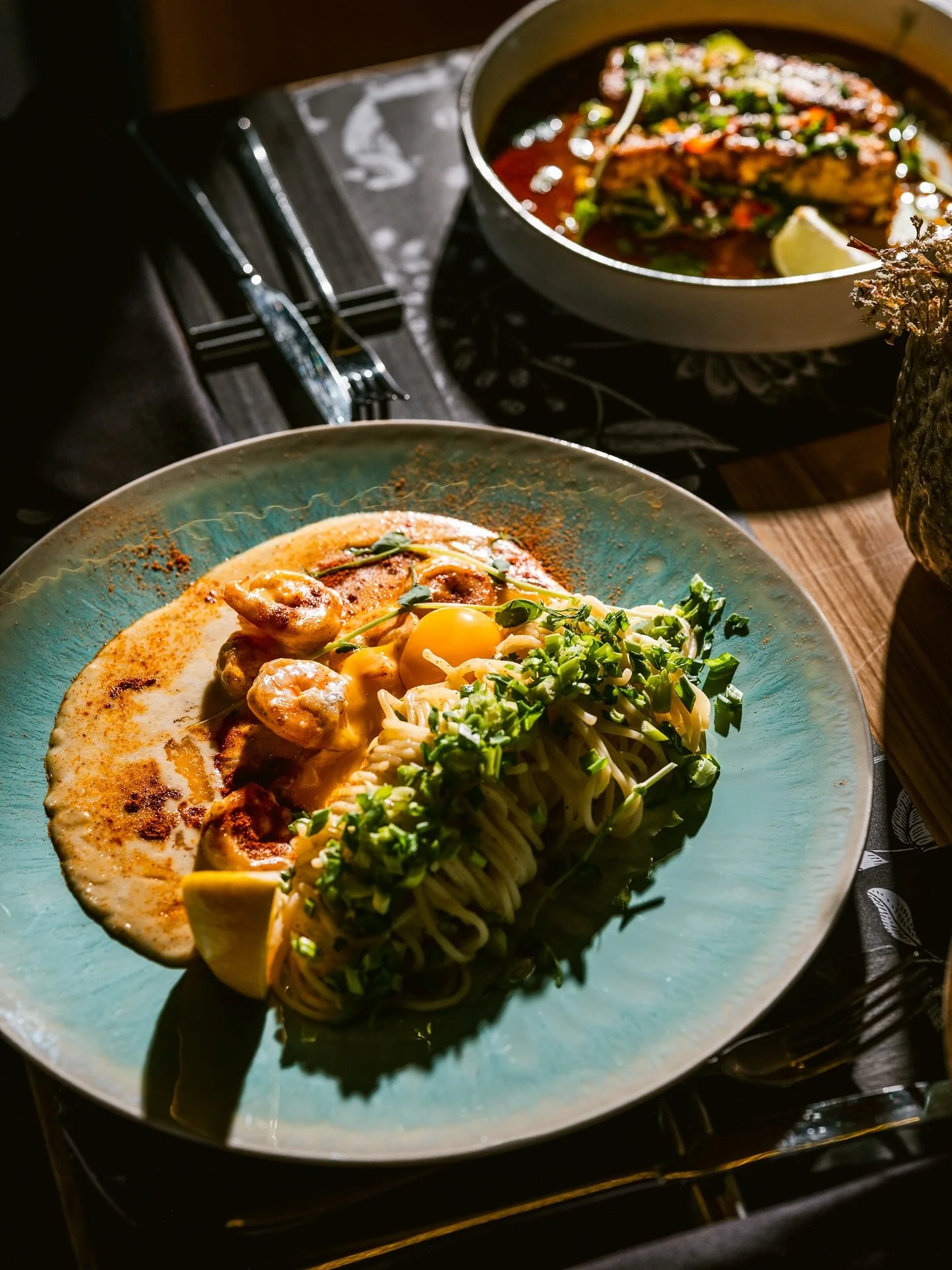 Kiedy robi się chłodniej, coraz częściej mamy ochotę na coś, co naprawdę otula od środka.
To właśnie robi nam creamy spicy spaghetti z krewetkami &ndash; pikantne, kremowe i pełne smaku.