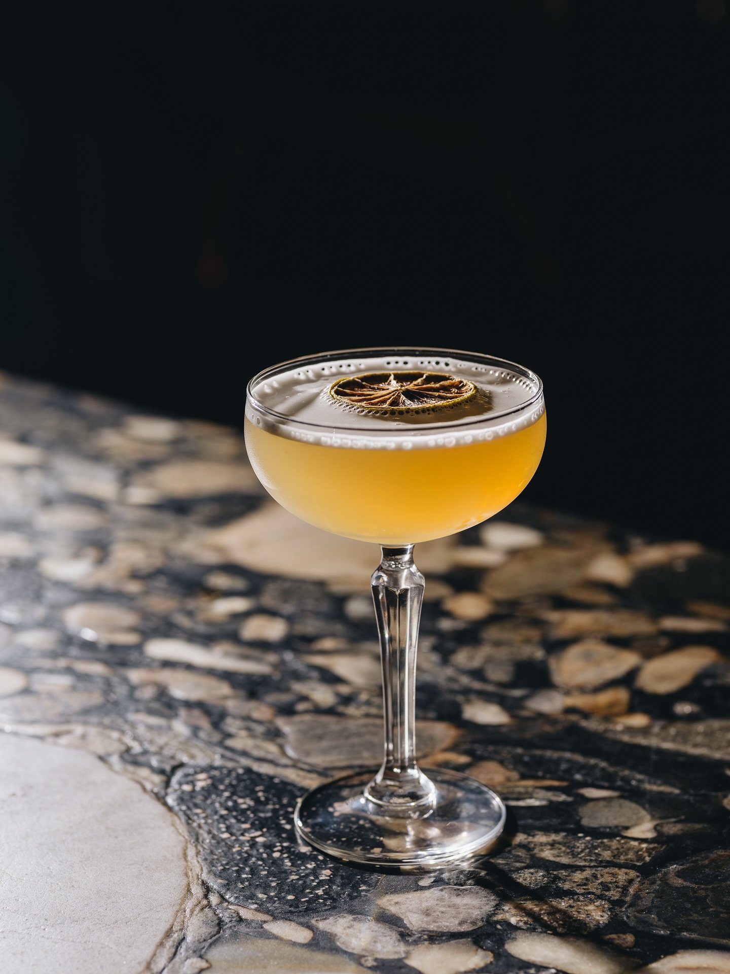 Jedna z naszych propozycji na jesień: peach 🍑 
Likier brzoskwiniowy, Jim Beam Peach, syrop brzoskwiniowy i sok z cytryny &mdash; czego tu nie lubić? 😅