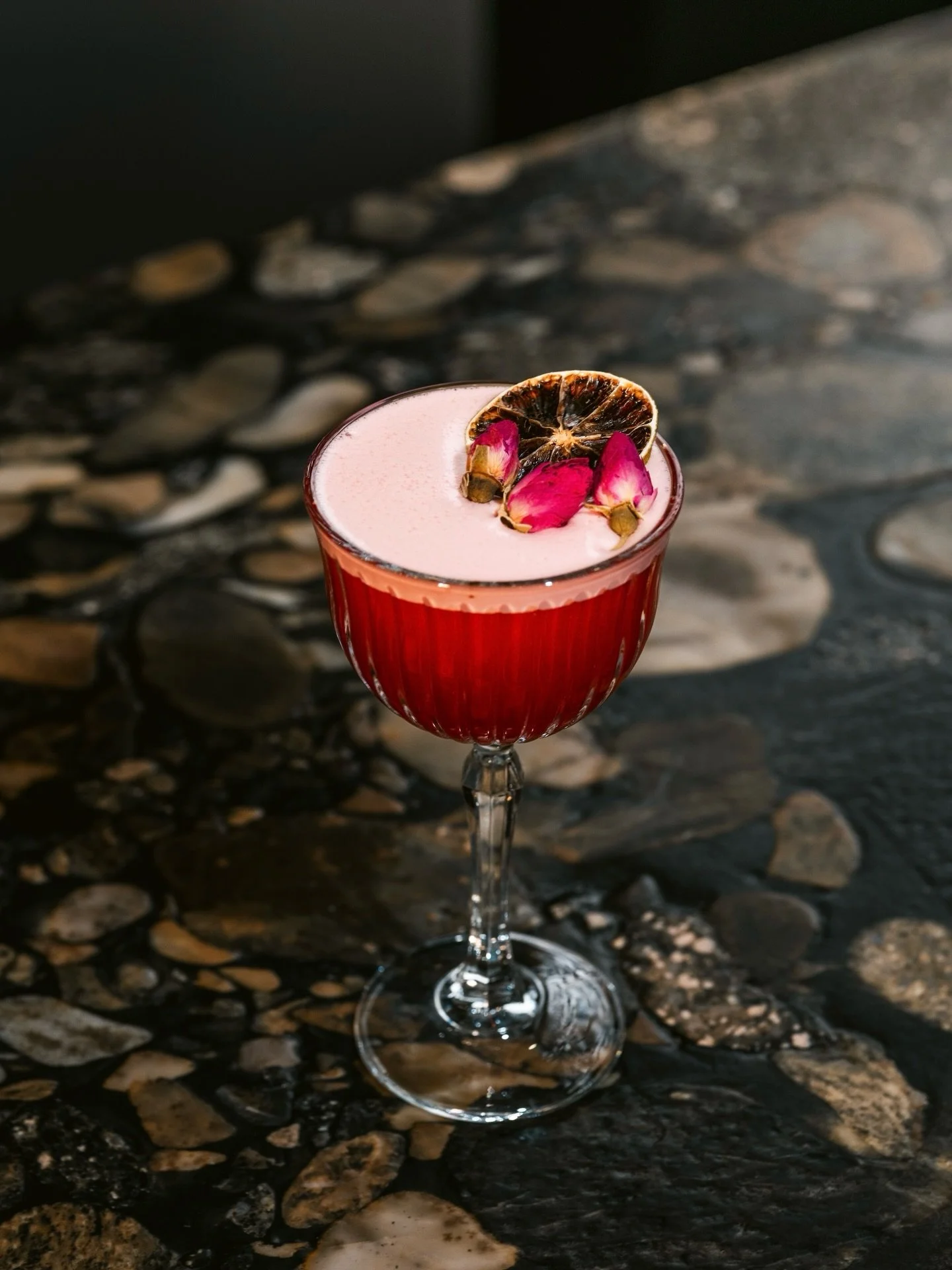 Nasza pierwsza propozycja na Walentynki: 

HOT MICHEL
grenadyna, likier chambord jeżynowy, sok z cytryny, białko, pikantna angostura, w&oacute;dka