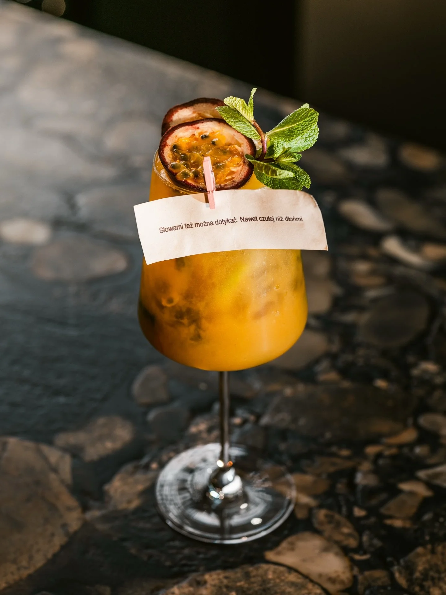 A to nasza druga walentynkowa propozycja:

PORN STAR MOJITO
pur&eacute;e z marakuji, w&oacute;dka waniliowa, sok z cytryny, biały rum, syrop cukrowy, prosecco

Jeśli macie u nas rezerwację na 14 lutego, będziecie mieli okazję spr&oacute;bować tego sz