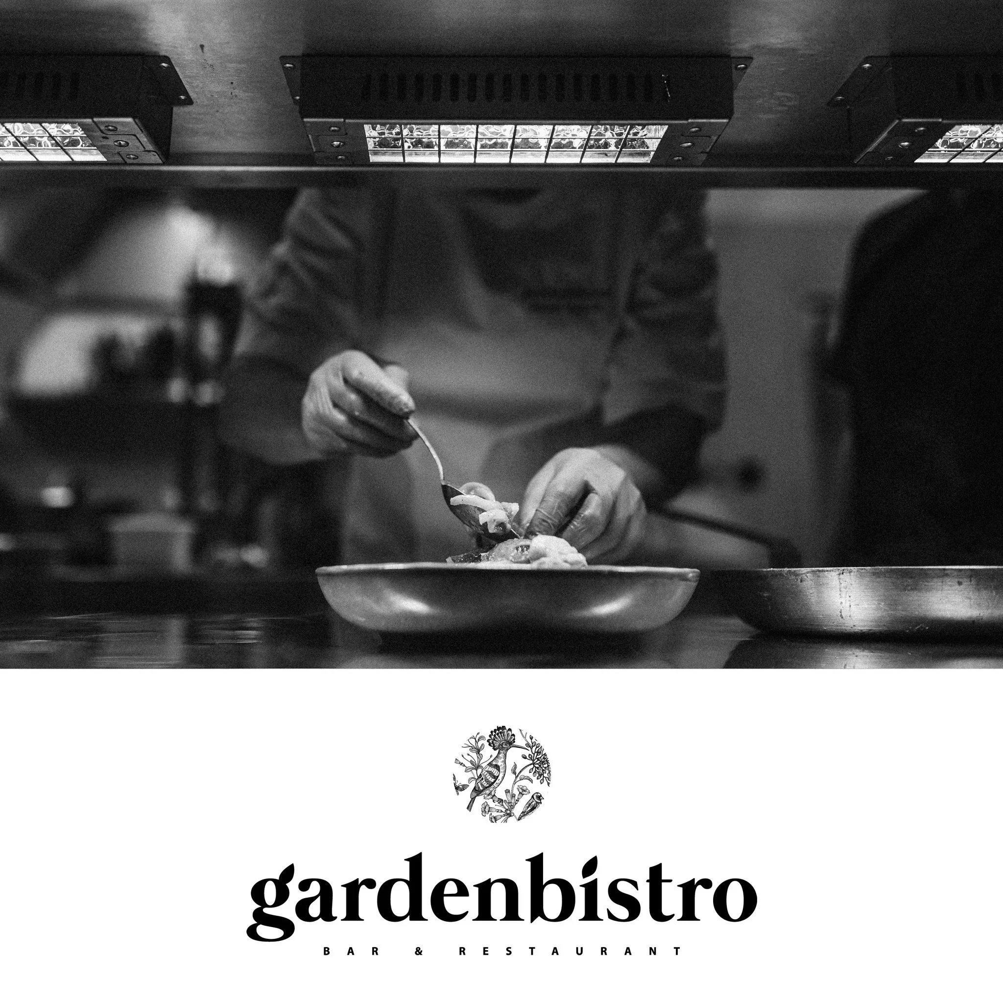 Lubimy, gdy ze swoich miejsc przy stolikach spoglądacie w kierunku wydawki, obserwując Wasze dania tuż przed podaniem :)