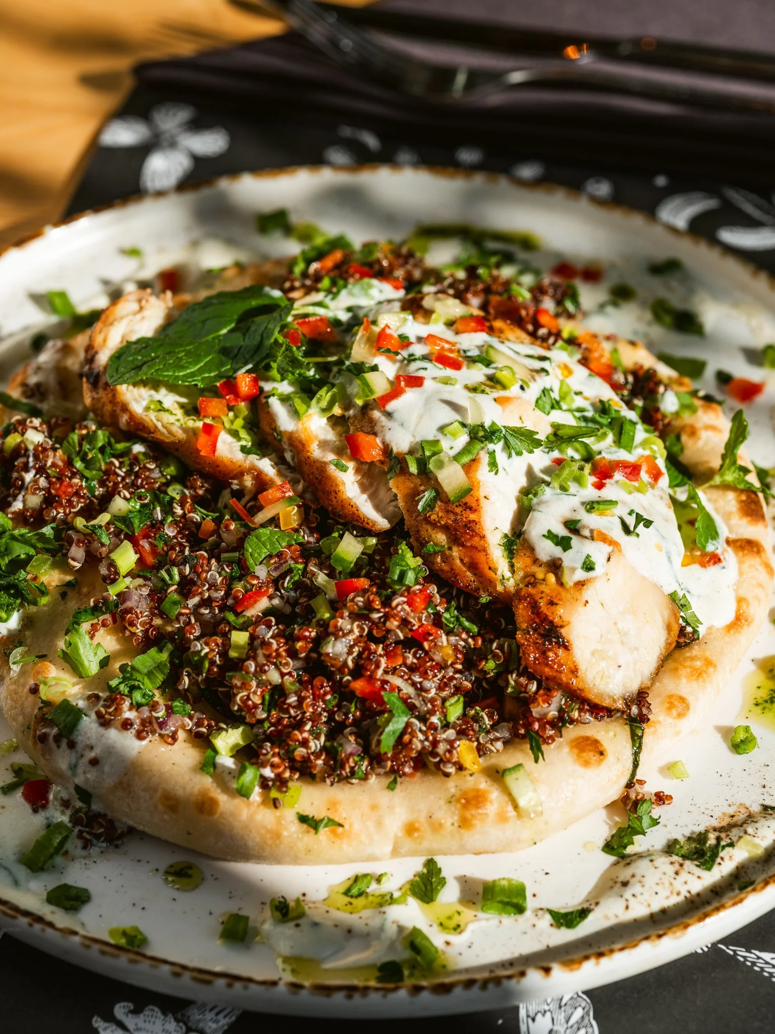 Naszą drugą propozycją na dzień kobiet jest soczysty, grillowany kurczak na tabbouleh z komosy ryżowej, podany ze świeżo wypiekaną pitą i sosem jogurtowo-miętowym. I orzeźwiające, i sycące!