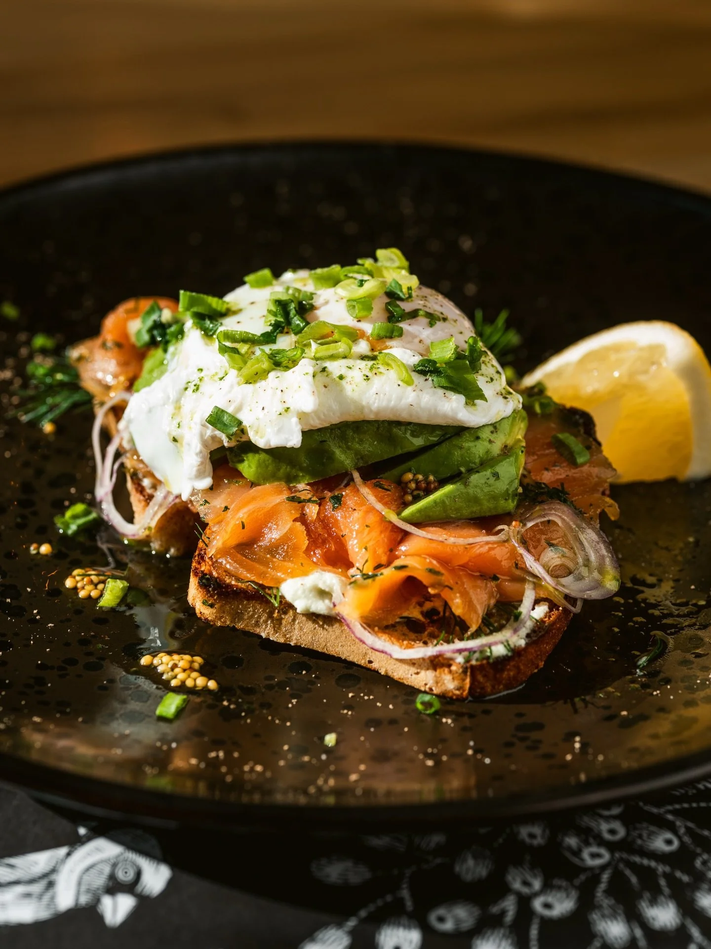 Gravlax na żytnim toście z musem wasabi, awokado i jajem poche 🤩