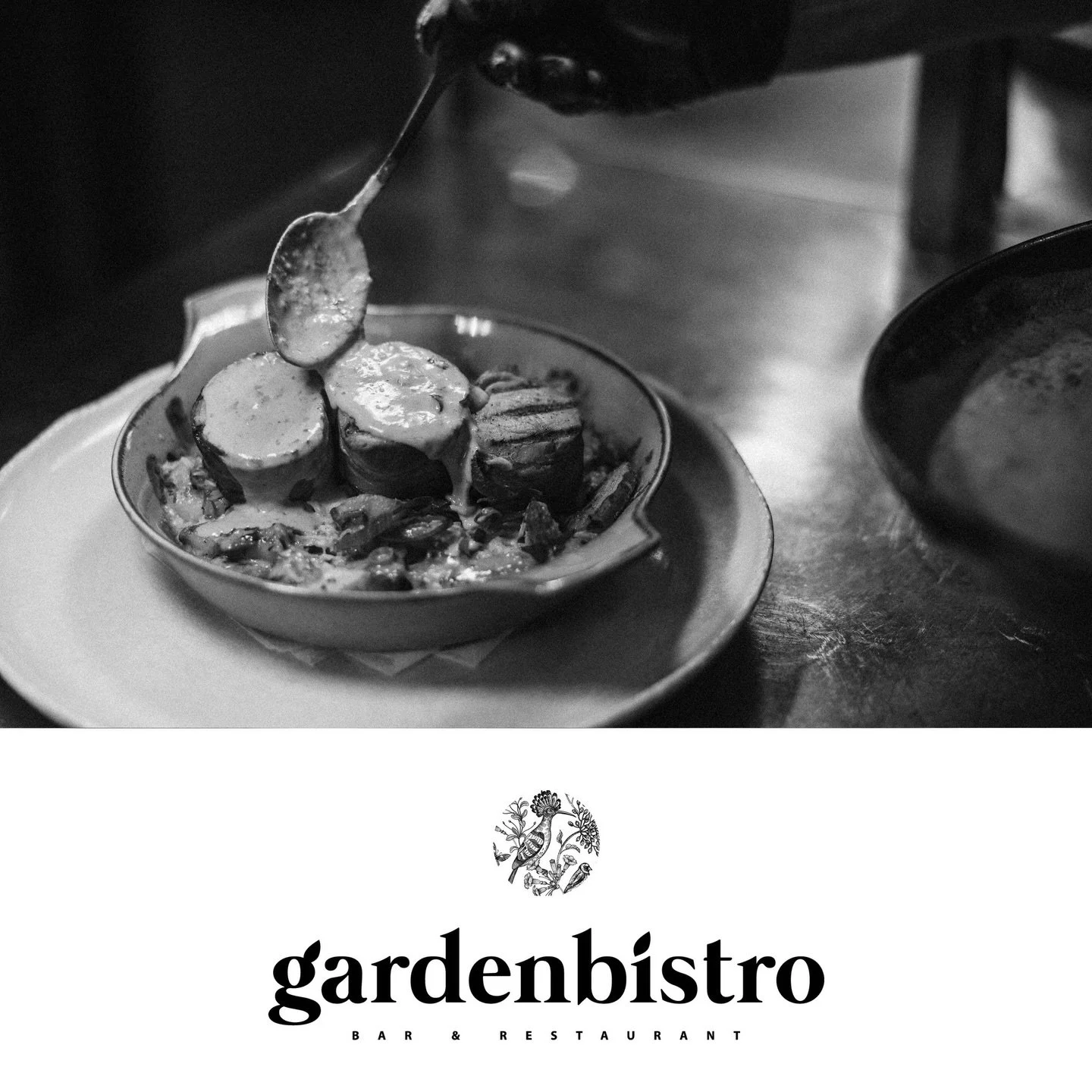 Polędwiczka wieprzowa na tartiflette z zapiekanym serem, śmietaną, cebulą i boczkiem była hitem tej zimy, ale chyba czas powoli żegnać się z tak rozgrzewającym i daniami, co?