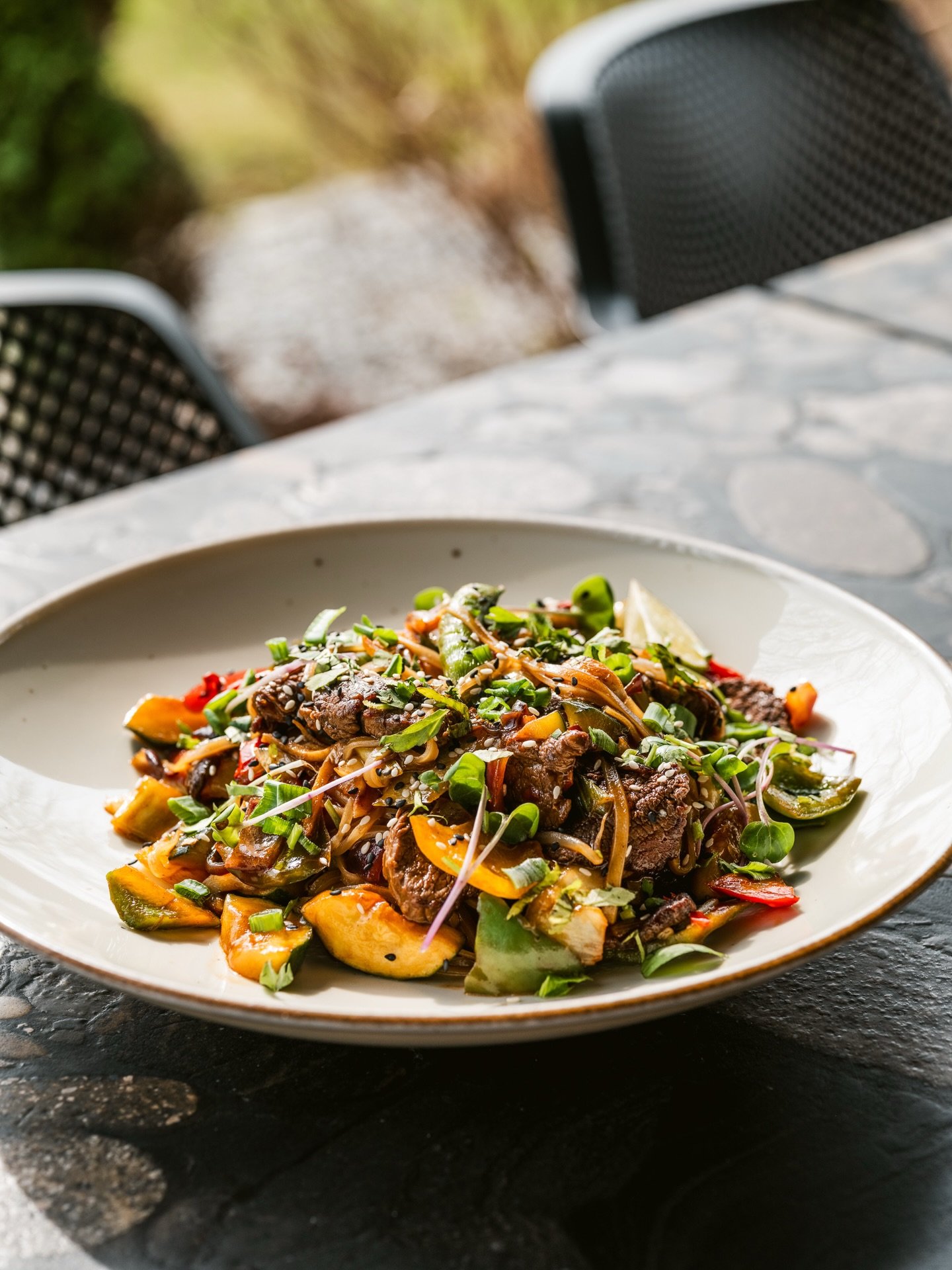 Klasyk w naszej karcie (dostępny prawie od początku działania naszej restauracji), czyli orientalny makaron z wołowiną, a w nim grzyby, czosnek, chilli, papryka, czerwona cebula, cukinia, imbir, kiełki fasoli mung, sezam i limonka 😅