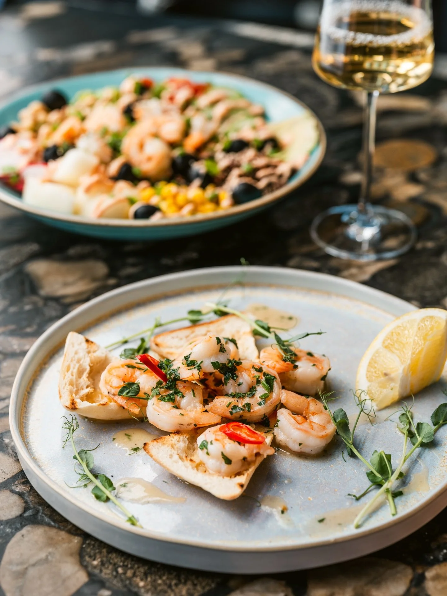 W nowej karcie jedną z przystawek są nasze ulubione krewetki po prowansalsku &mdash; smażone w oliwie z czosnkiem, masłem i świeżymi ziołami, podane z pieczywem własnego wypieku. Jest duża szansa, że staną się r&oacute;wnież Waszymi ulubionymi 😊