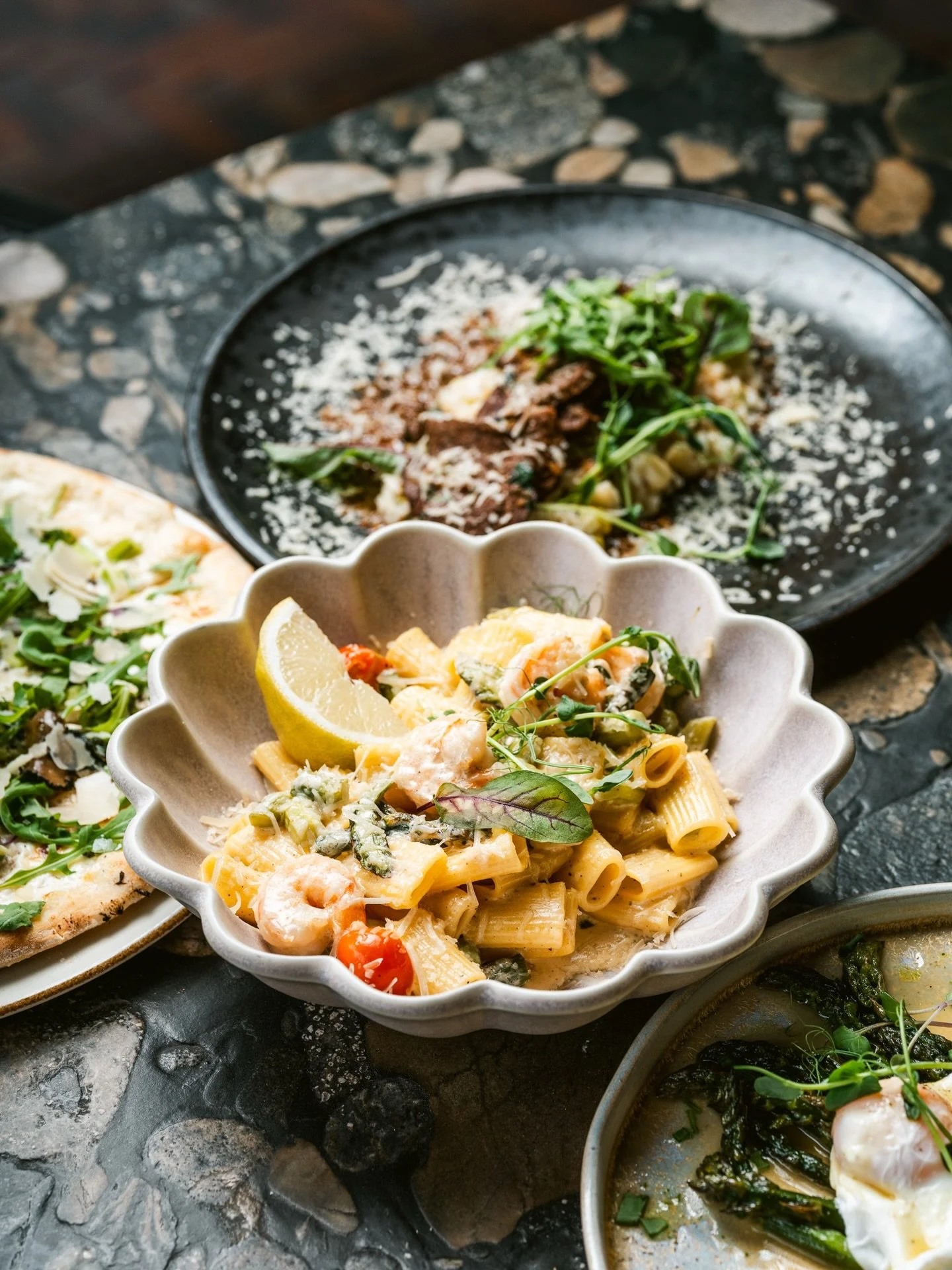Szparagi na maśle z jajkiem poche, kremowe risotto z siekaną polędwicą wołową i szparagami, rigatoni &agrave; la creme z krewetkami, szparagami (wiadomo), siekanym szczypiorem i parmezanem i pizza bianca także ze szparagami &mdash; jest z czego wybie