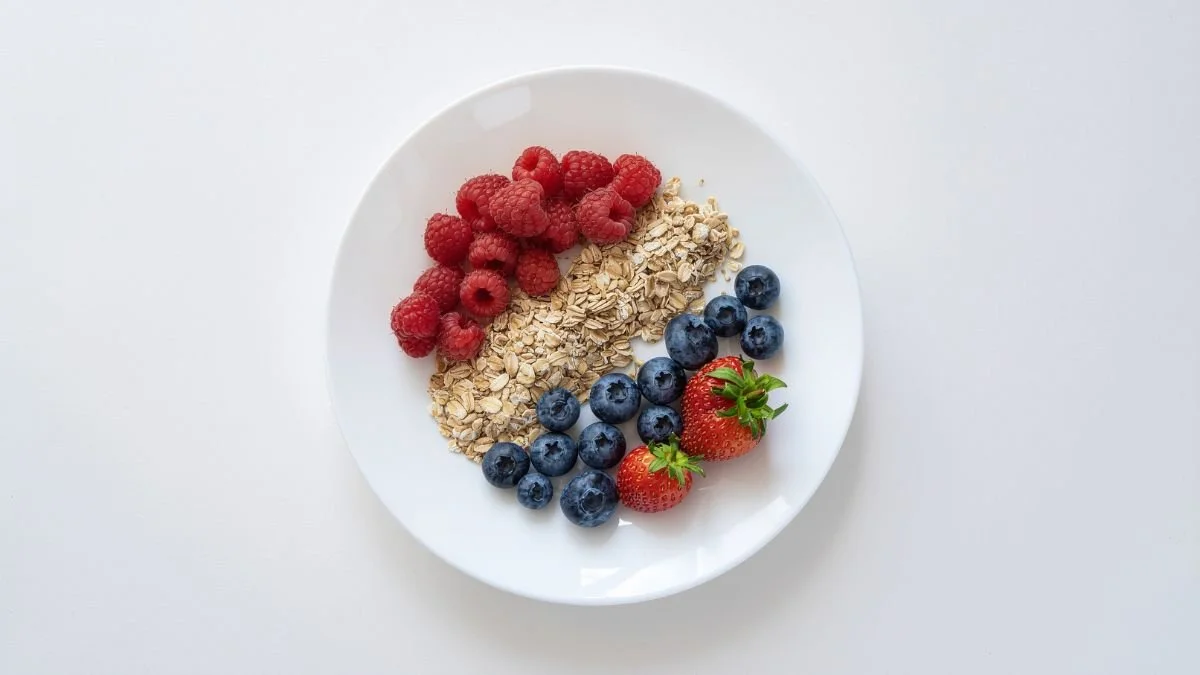 berries-oats-plate-nutrition