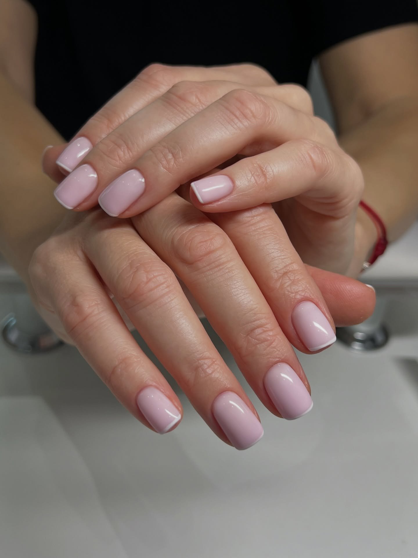 Manik&uuml;re mit Gel-Lack. Entfernen mit Fl&uuml;ssigkeit, ohne den Nagel zu besch&auml;digen. H&auml;lt 3&ndash;4 Wochen.
@vb.nailsbody_frankfurt 
#werbung #manik&uuml;re #маникюр #инстаграмнедели #