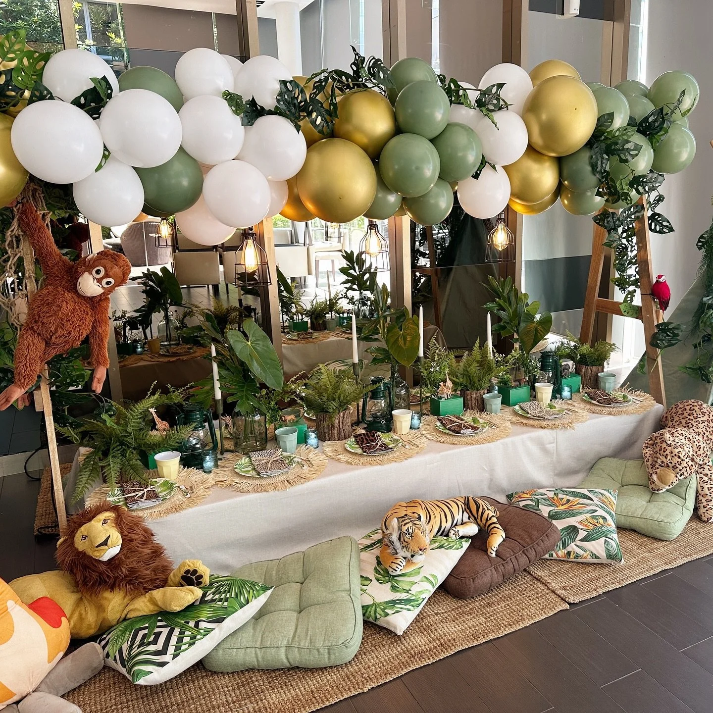 A fun jungle adventure brought indoors &mdash; lush greens, safari friends, and cosy details transformed this baptism picnic celebration into an unforgettable escape.

🍃 Have a picnic, but make it Estilo. Whether it&rsquo;s a christening, birthday, 
