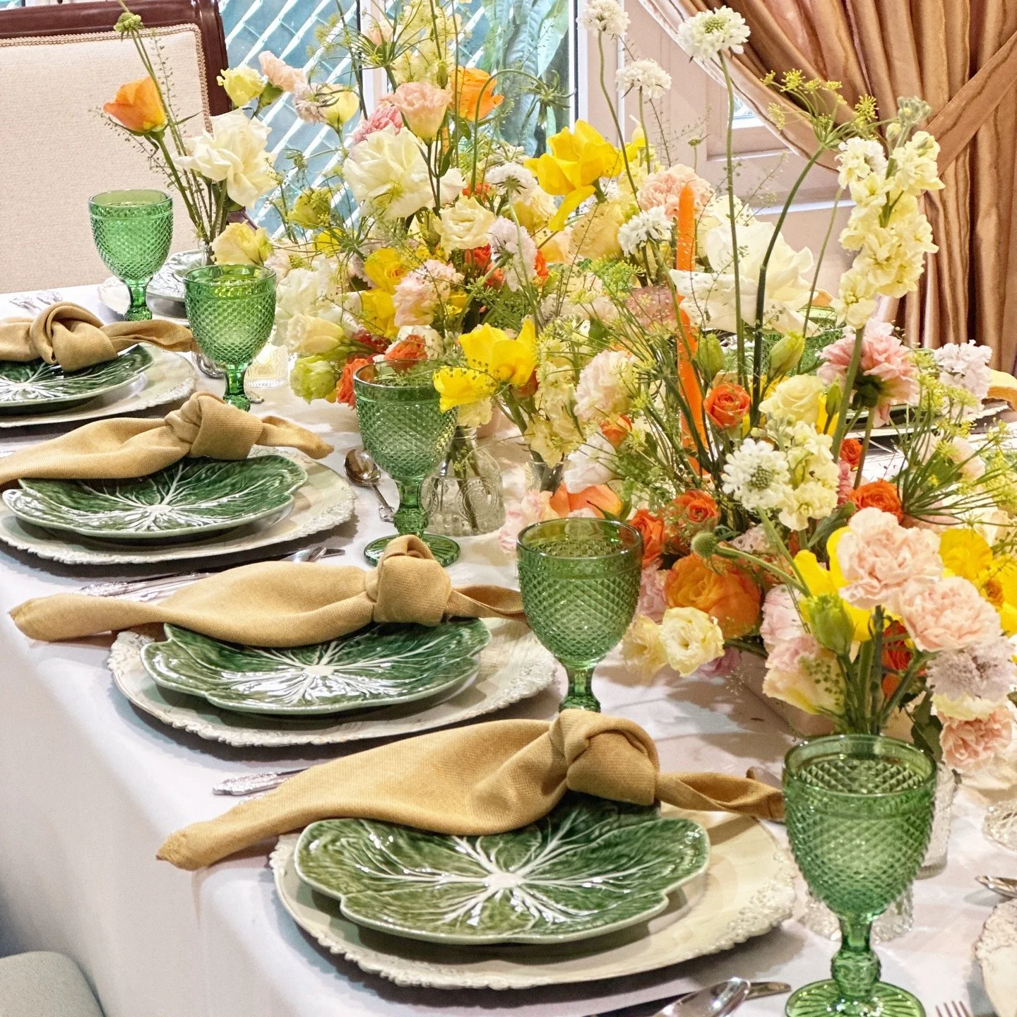 Floral dreams &amp; garden-luxe vibes. 
Bold blooms, textured linens, and those charming cabbage plates&mdash;this tablescape is giving fresh, fun &amp; fabulous. Perfect for an intimate celebration, bridal brunch, or a chic family gathering at home.
