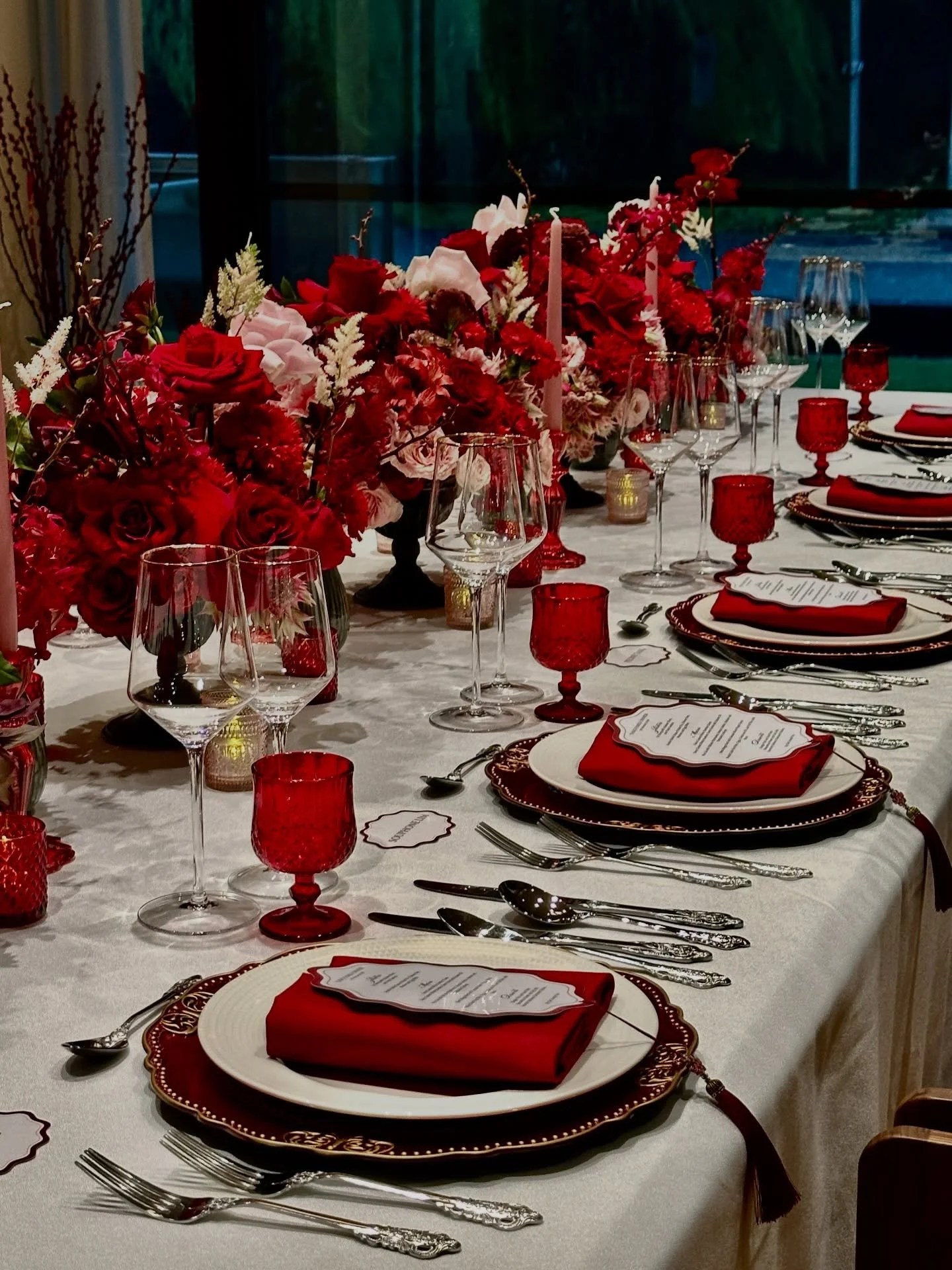A table set for unforgettable conversations, fine flavours, and moments that linger long after the evening ends. 🍷

Layers of rich burgundy and crimson florals, soft candlelight, and refined place settings come together to create a private dining ex