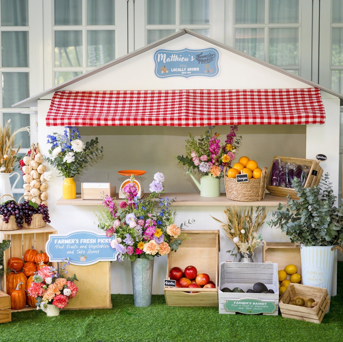 Designed to play, Made to reimagine.

From fresh fruit and vegetable picks thoughtfully curated for guests to bring home, to hand-tied bouquets that double as keepsakes, every element is chosen with intention. Even our cosy reading cart invites littl