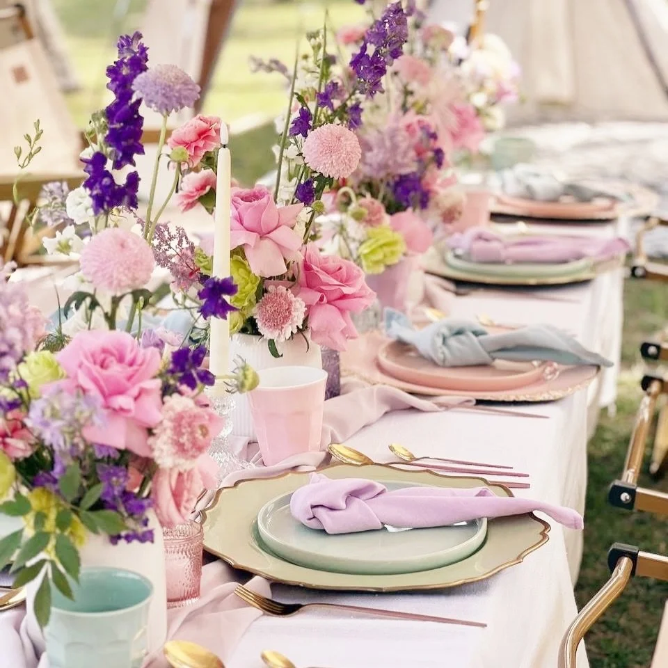 Pink meets sage green in the dreamiest seaside setting&hellip; where soft hues, fresh florals, and ocean views come together in perfect harmony. Every place setting tells a story of elegance, calm, and effortless charm.

This palette isn&rsquo;t just