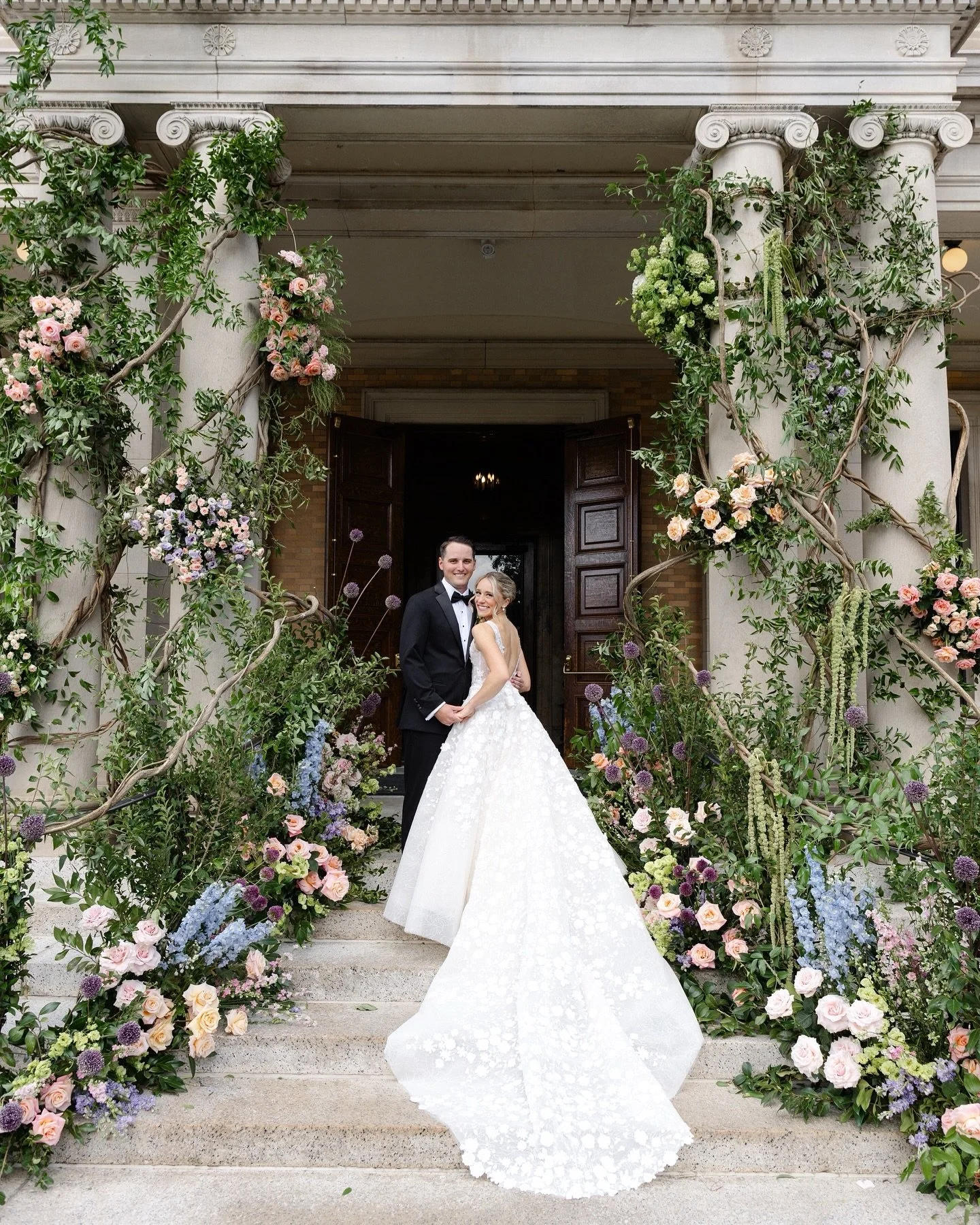 Celebrating Julia and Connor at the Sleepy Hollow Country Club 🤍
&bull;
venue | Sleepy Hollow Country Club
floral &amp; event design @ruthridgewaydesigns 
wedding planning @amgeventsandvisuals photo @jaymojaymes
band @douglasjamesentertainment @uncl
