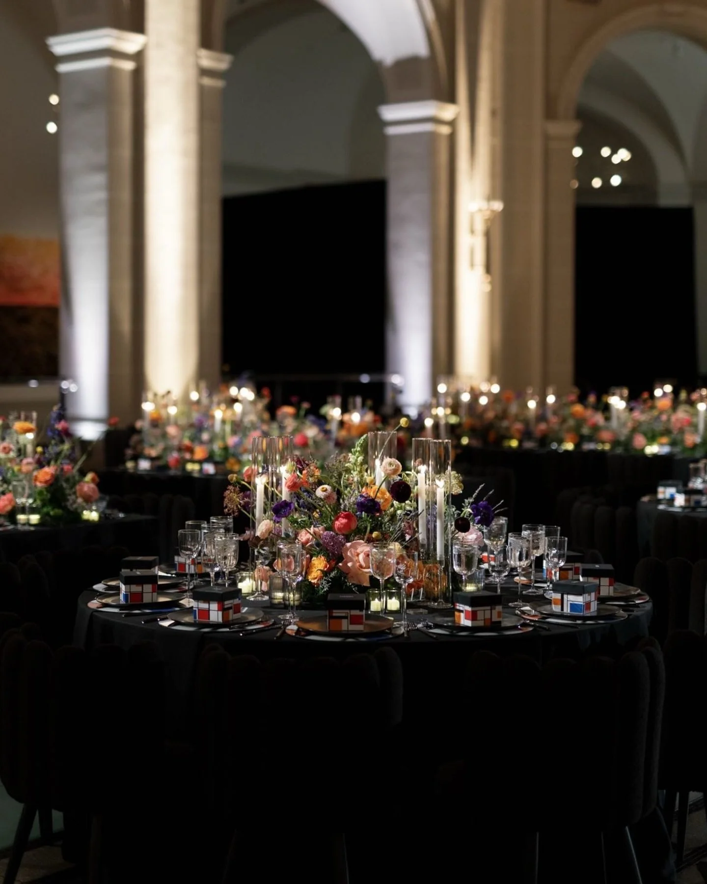 Still not over this decor. This Brooklyn museum wedding aesthetic has been living rent-free in my head - every detail so intentional, so refined. Planned and designed by @pejykashevents, with florals by @iviejoyfloralarts, this wedding design is one 