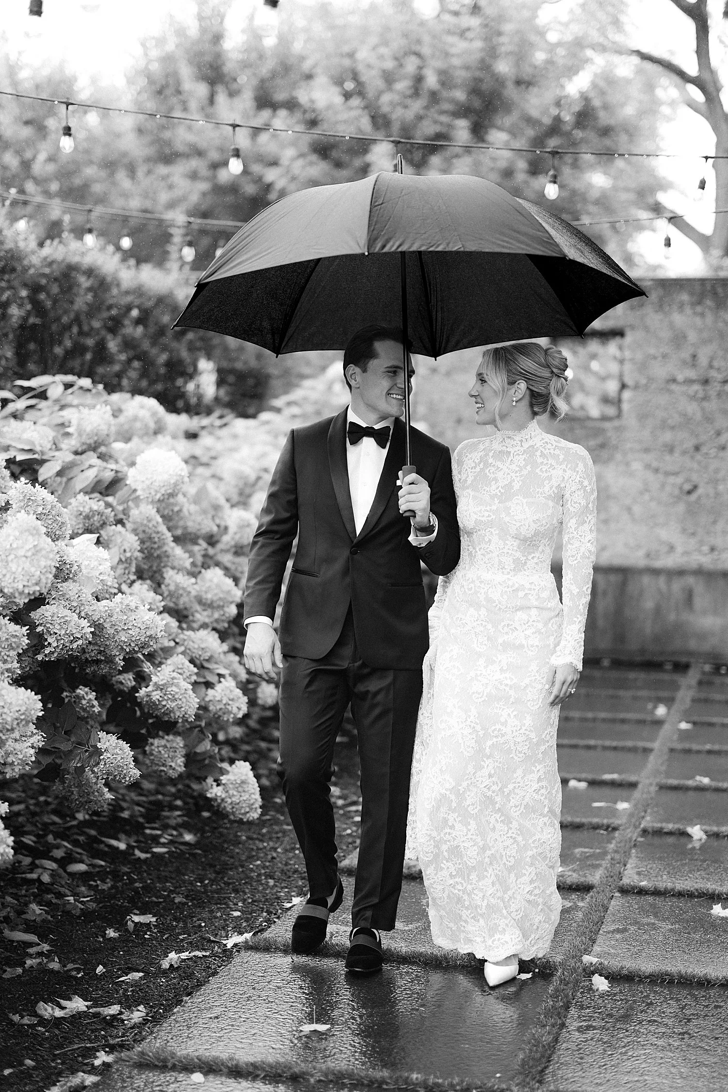  Timeless and romantic wedding photos in the rain 