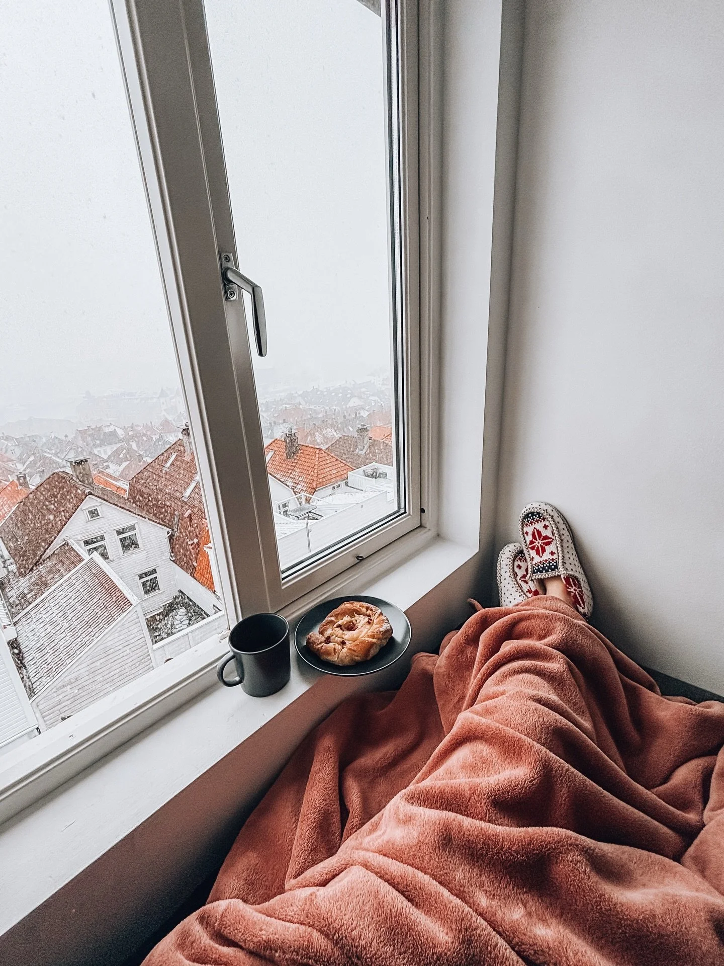 I&rsquo;m sat here thinking back to this nook I&rsquo;d sit in every morning in Norway 🇳🇴 and reflecting on how crazy busy things feel for me compared. 

🌿 I wanted to slow down in this photo, and I DID! but it took time. I made time. The magic is