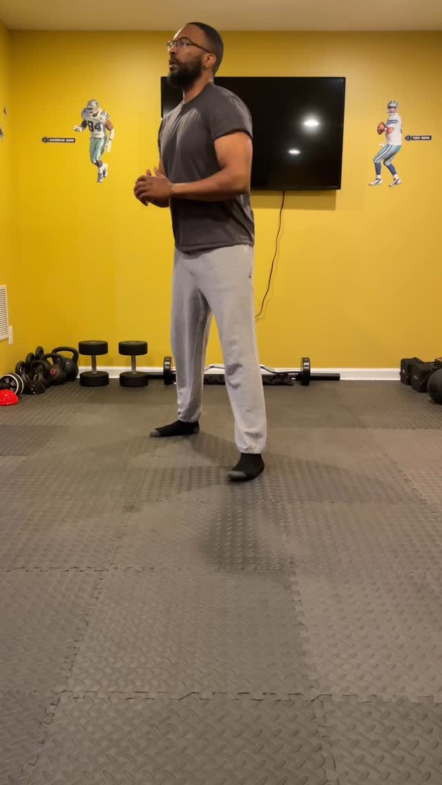 It’s Tuesday and we’ve got #RFGsDailySquats and #JoshsSummerAbs
For the squats today we’ve got pulse squats and reverse lunges with a knee drive. Do 25 reps and then knock out abs.
The abs for today are:
1. Straight Leg Oblique C