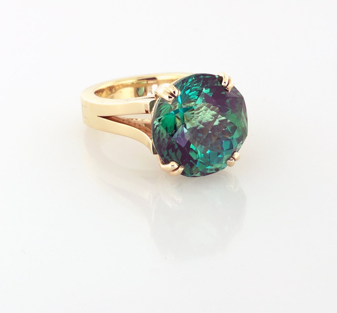 Hand Fabricated Green Tourmaline Ring

Effortless glamour exudes from this 18KT yellow gold hand fabricated split shank ring creating an exquisite setting for the 16.00ct. dichroic green tourmaline.  A copyrighted original by Thomas Michaels.

#ring 