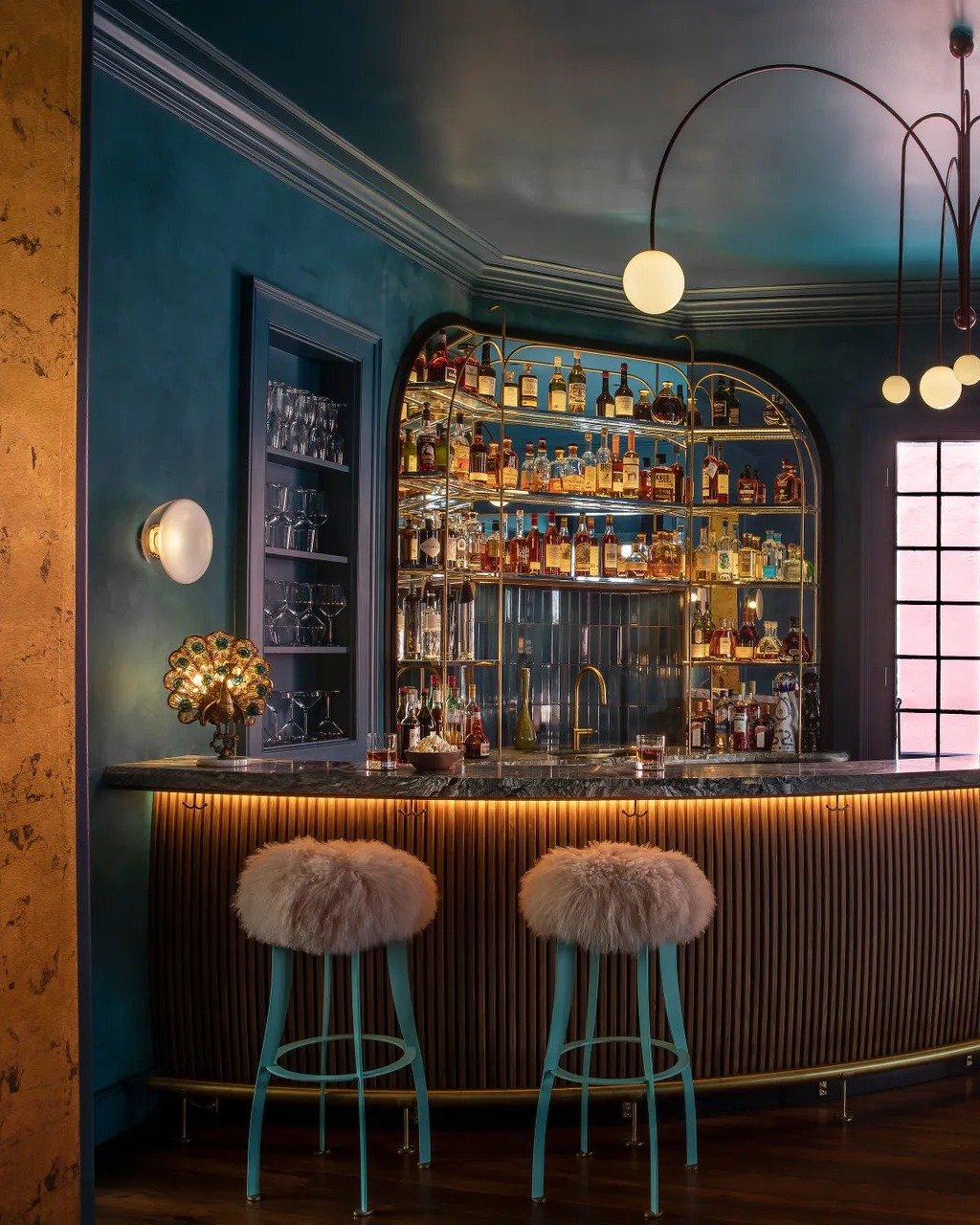 Captivated by the charm of this New Orleans home's bar space! The rich colors, intricate details, and undeniable character make it a true embodiment of style and sophistication.🍸

Wonderful work! 

Architecture and Design Studio: @young_projects 
Ph